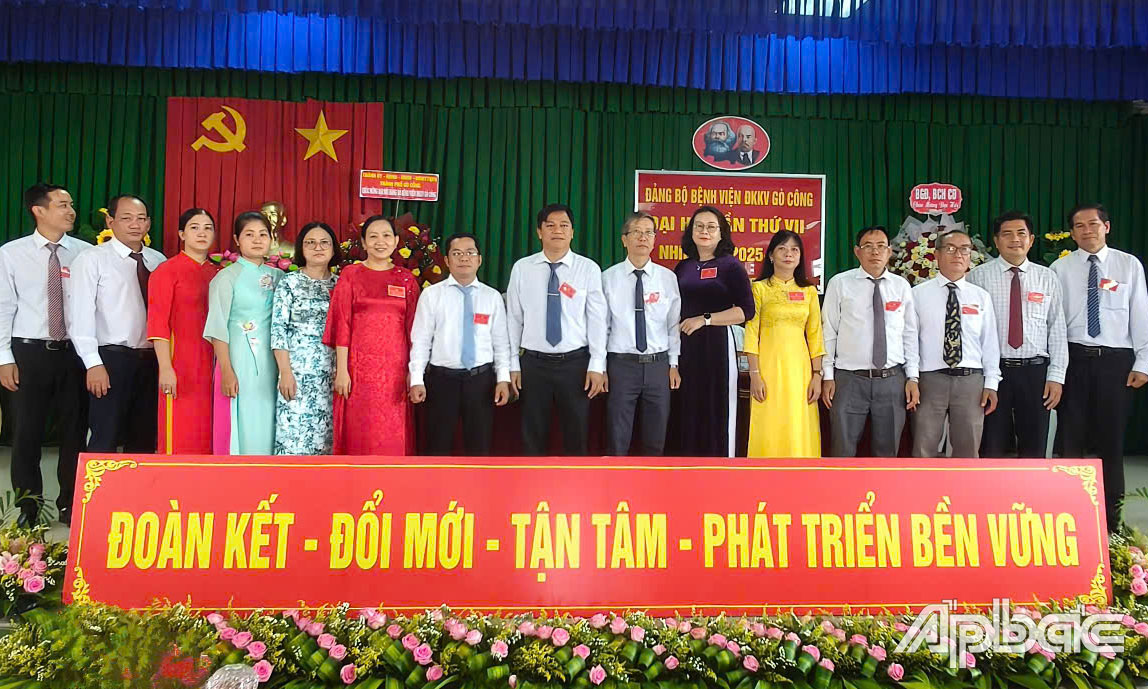 Ban Chấp hành Đảng bộ khoá 7 Bệnh viện Đa khoa khu vực Gò Công nhiệm kỳ 2025-2030 ra mắt tại đại hội.