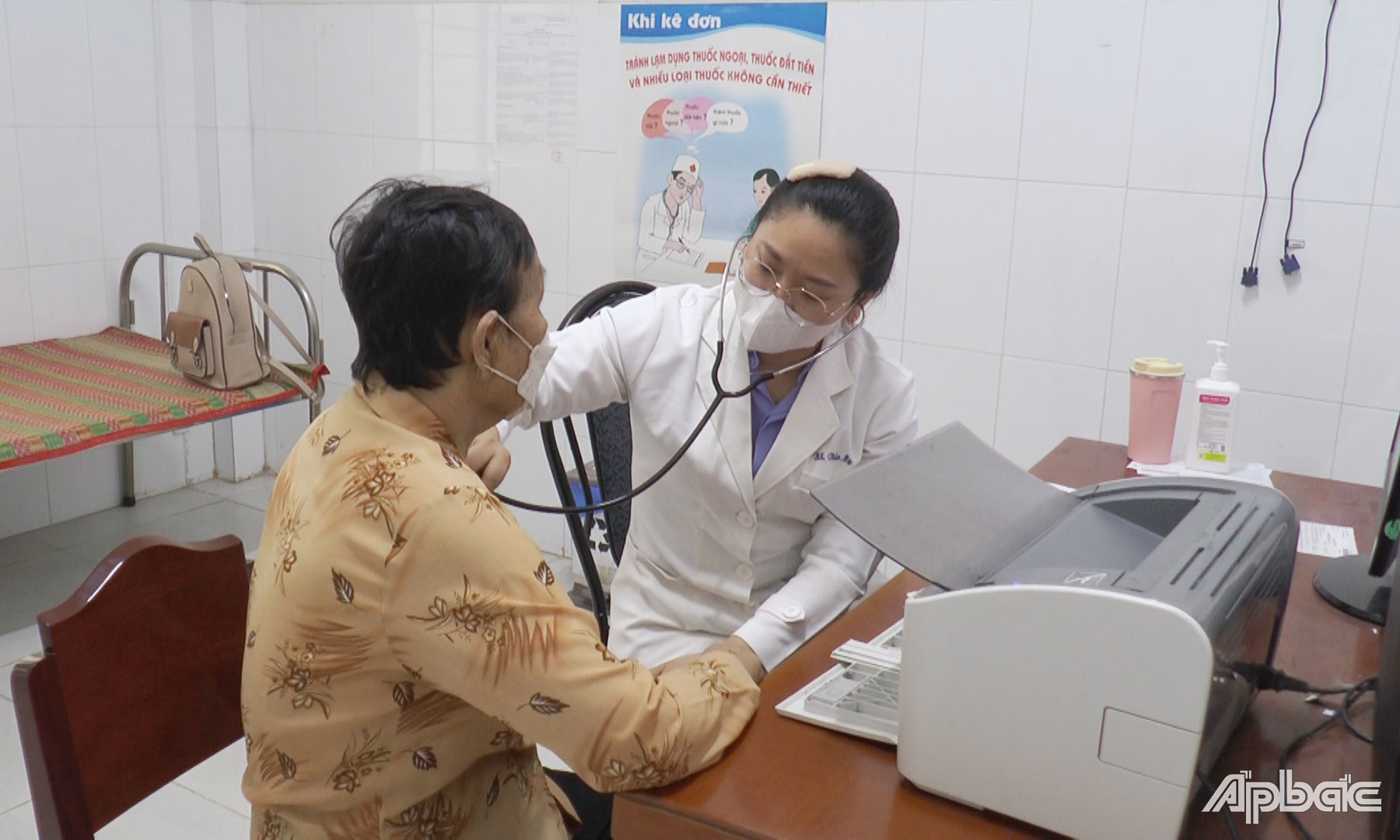 Bác sĩ Trung tâm Y tế huyện Tân Phú Đông khám bệnh cho người dân.