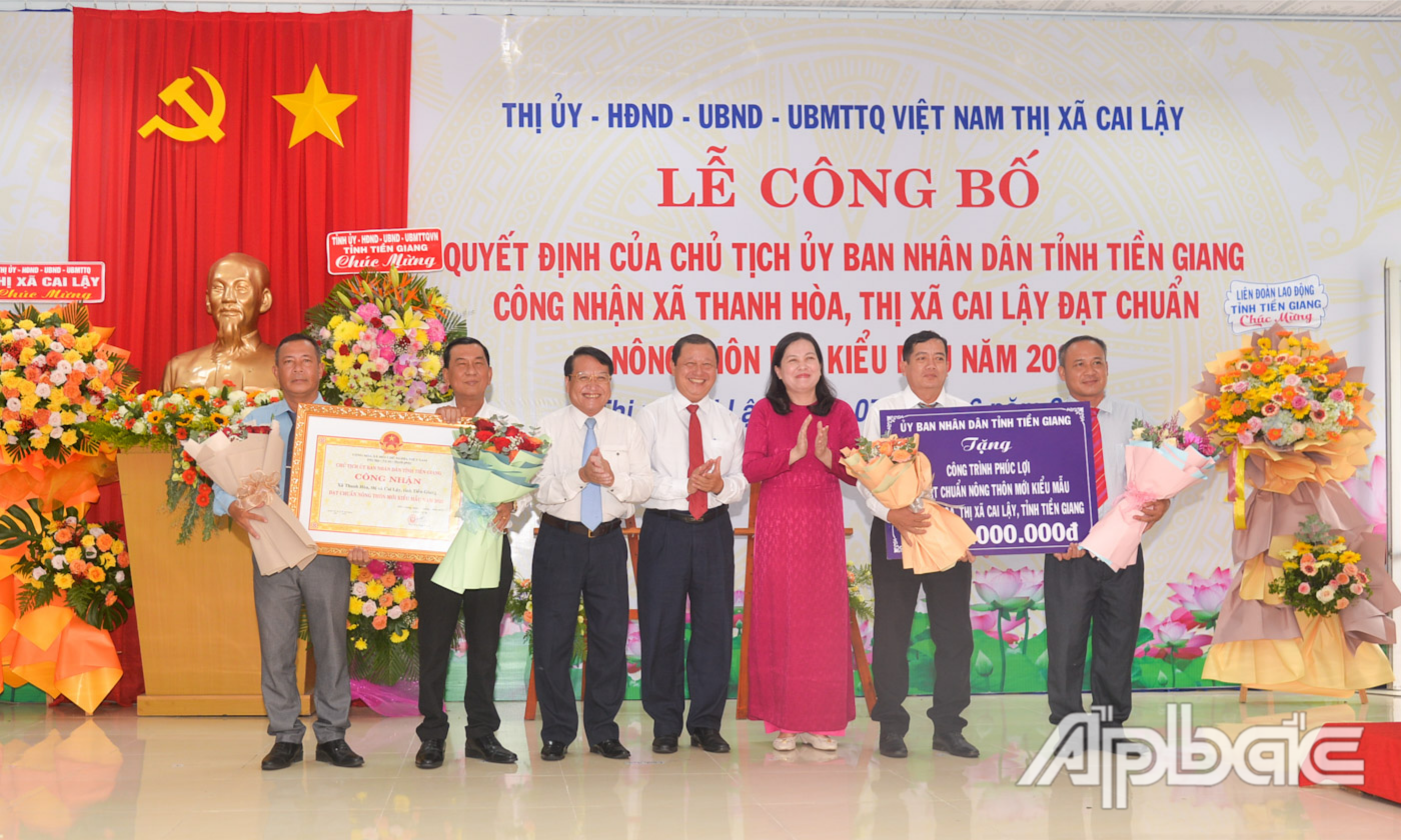 Đồng chí Phan Phùng Phú,  đồng chí Phạm Văn Trọng và đồng chí Trần Thị Bé Bảy trao Bằng công nhận xã đạt chuẩn NTM kiểu mẫu, Bảng tượng trưng tặng công trình phúc lợi 2 tỷ đồng và tặng hoa chúc mừng xã Thanh Hòa.