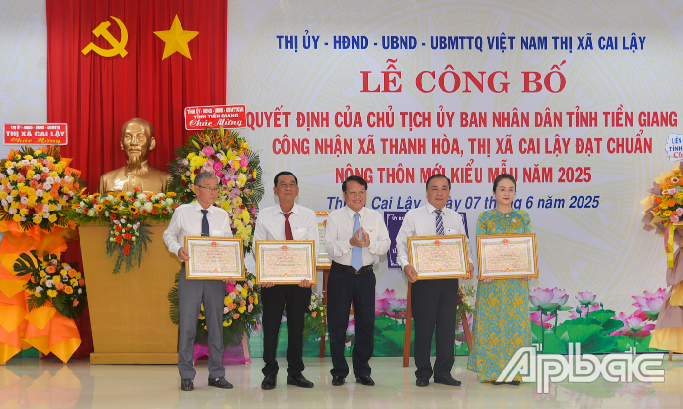 Đồng chí Phạm Văn Trọng trao Bằng khen UBND tỉnh cho các cá nhân có thành tích trong thực hiện và xây dựng xã Thanh Hòa đạt chuẩn NTM kiểu mẫu.