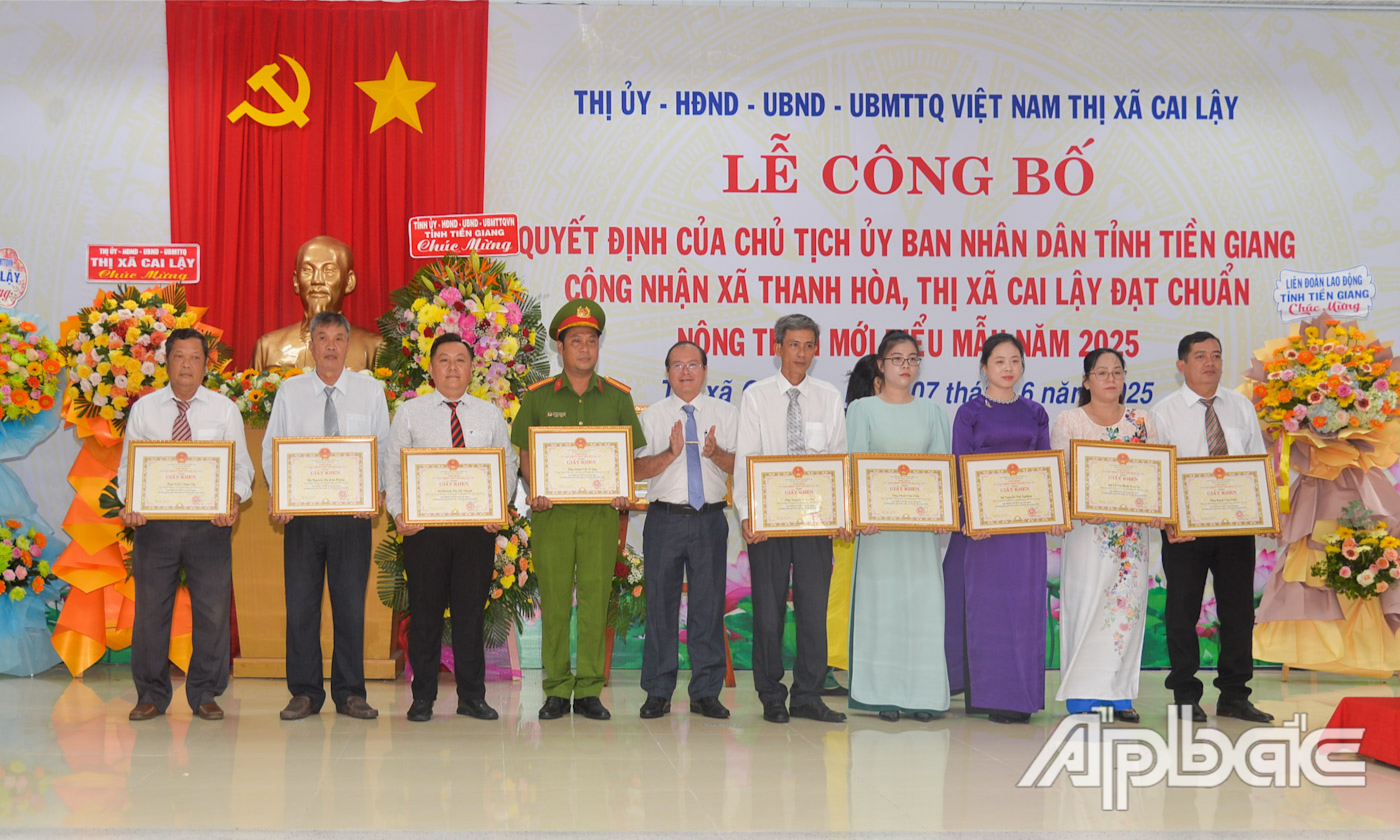Đồng chí Trần Văn Thức trao Giấy khen của UBND TX. Cai Lậy cho các cá nhân có thành tích trong thực hiện và xây dựng xã Thanh Hòa đạt chuẩn NTM kiểu mẫu.