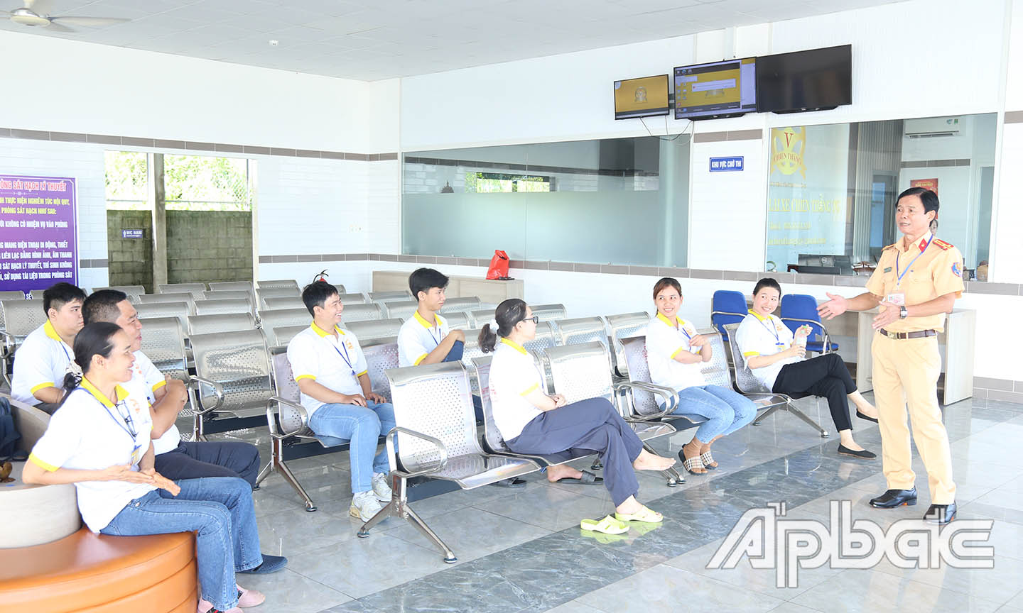 Lãnh đạo Phòng CSGT ổn định tâm lý học viên trước kỳ thi sát hạch.