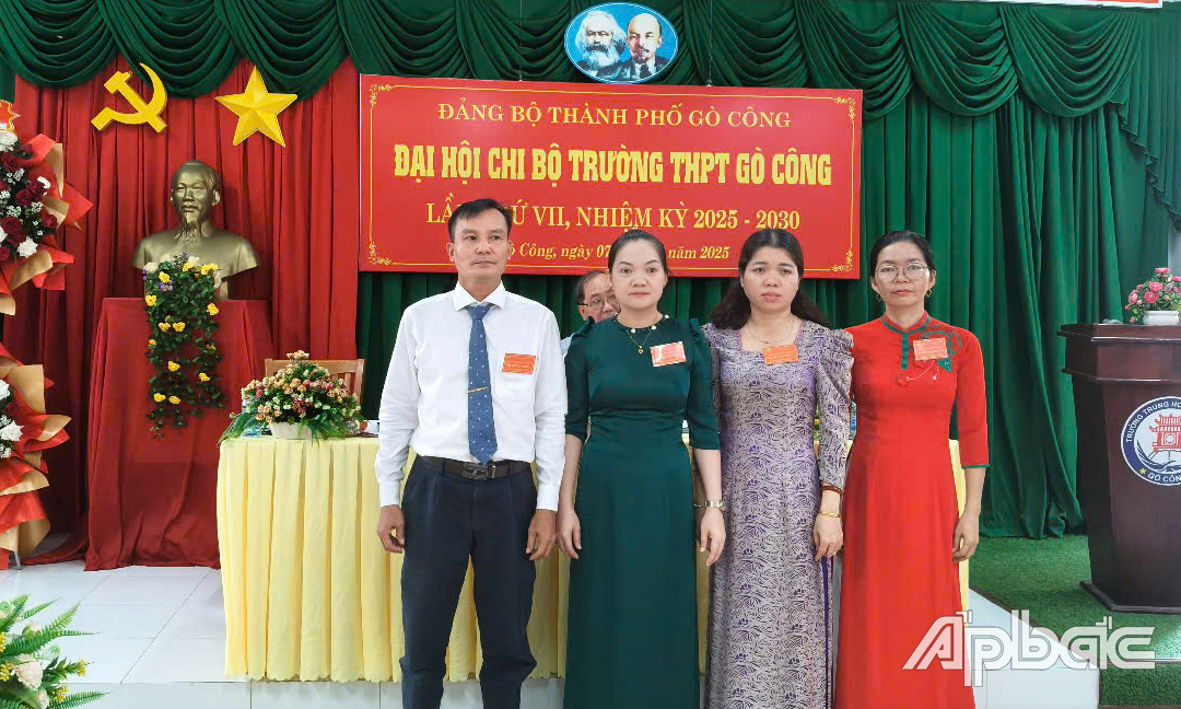 Cấp uỷ nhiệm kỳ mới ra mắt tại đại hội.