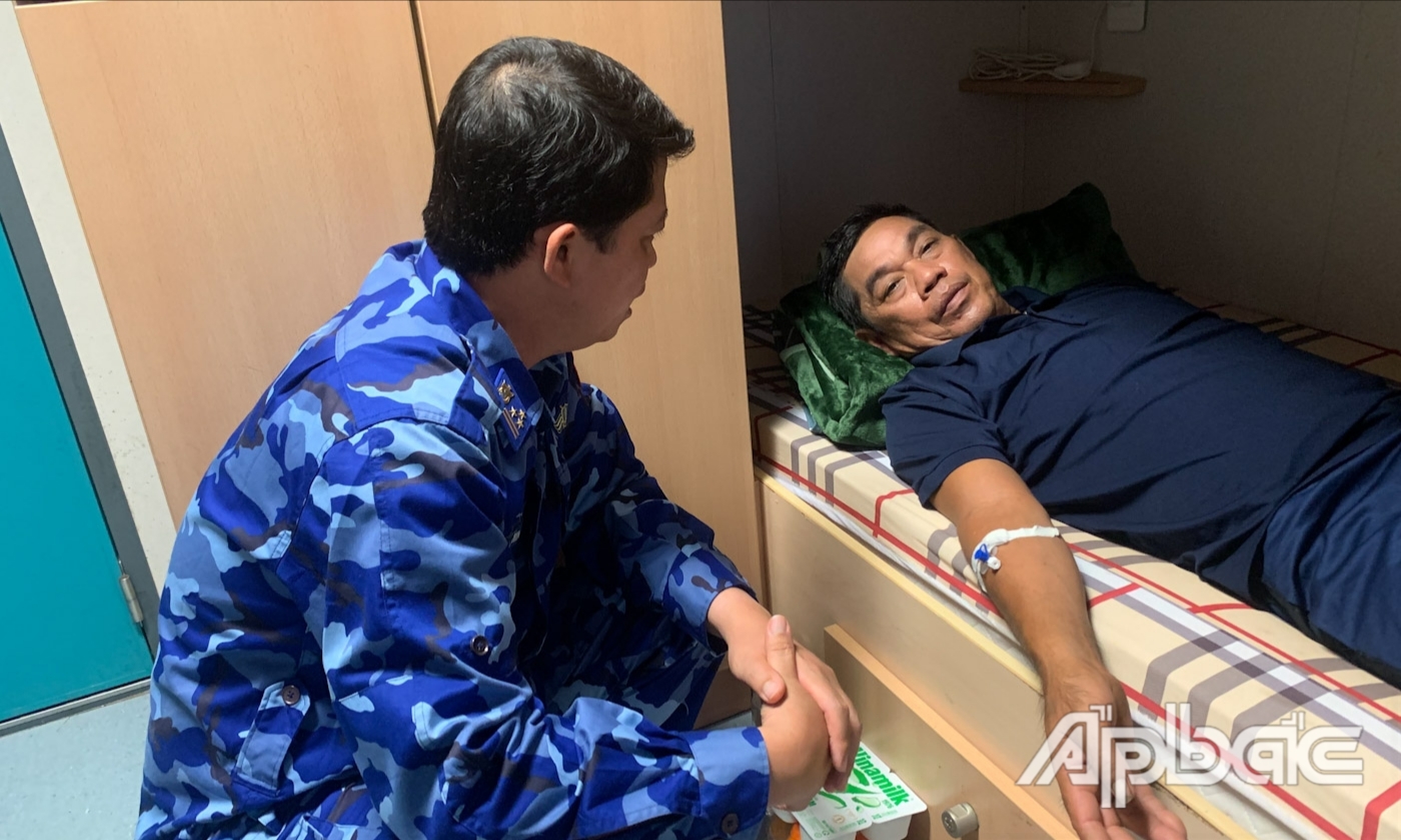 Lực lượng Cảnh sát biển thăm hỏi và động viên ngư dân.