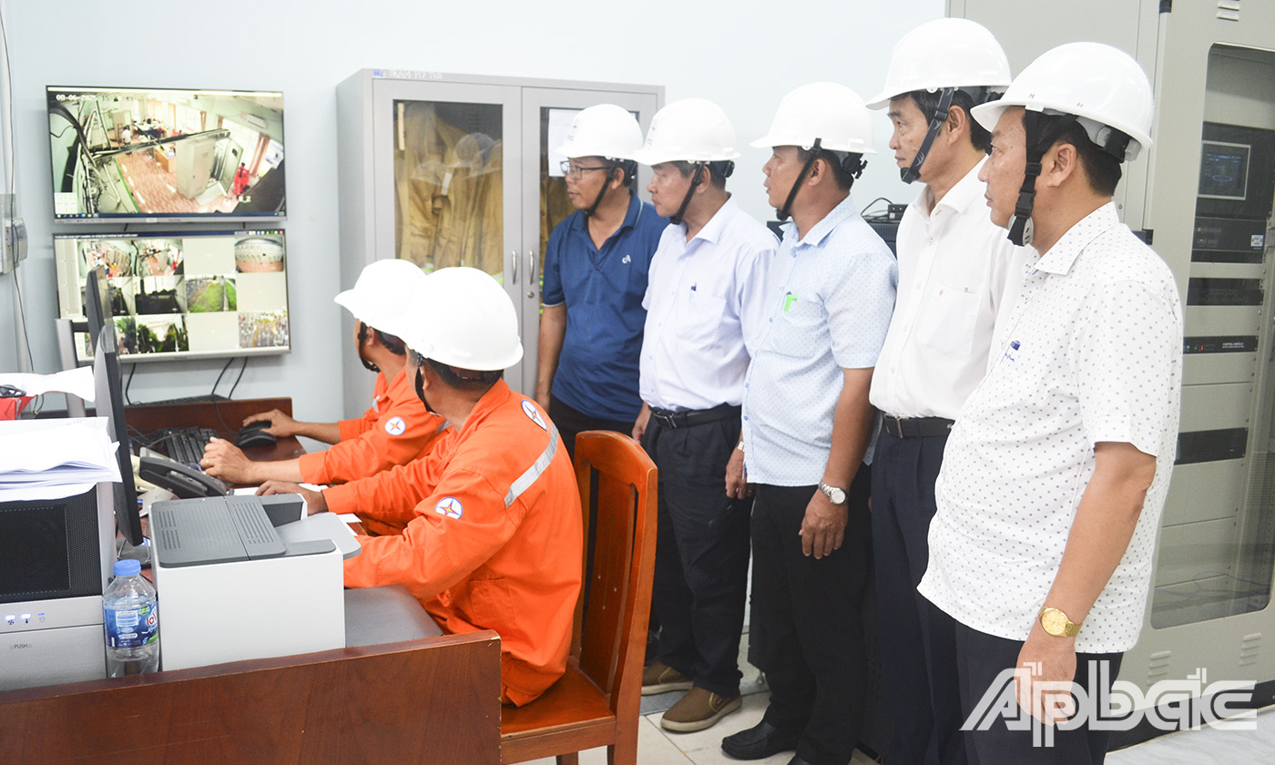 Lãnh đạo EVNSPC và Công ty Điện lực Tiền Giang giám sát và chỉ đạo thực hiện lệnh đóng điện công trình cải tạo và nâng công suất trạm 110 kV Mỹ Tho.