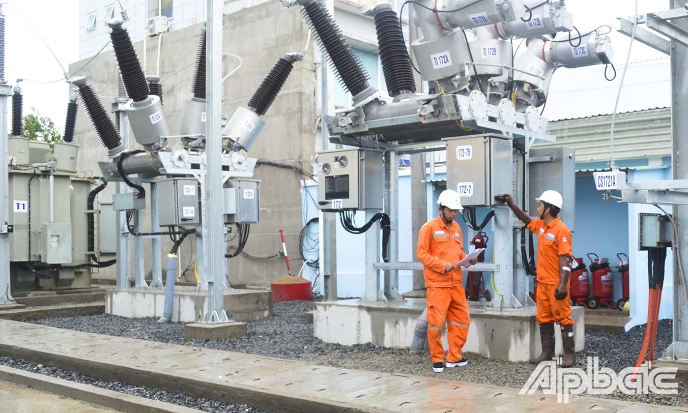 Kiểm tra và thực hiện lệnh đóng điện công trình cải tạo và nâng công suất trạm 110 kV Mỹ Tho.