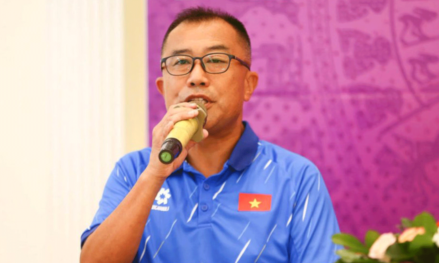Huấn luyện viên trưởng đội tuyển U19 nữ Việt Nam Okiyama Masahiko phát biểu tại buổi họp báo. (Ảnh: Tô An)