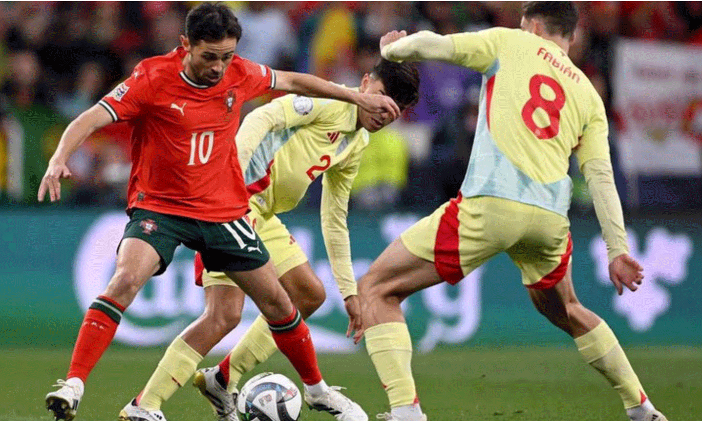 Thế trận đôi công hấp dẫn được hai đội tạo ra. (Ảnh: UEFA) 