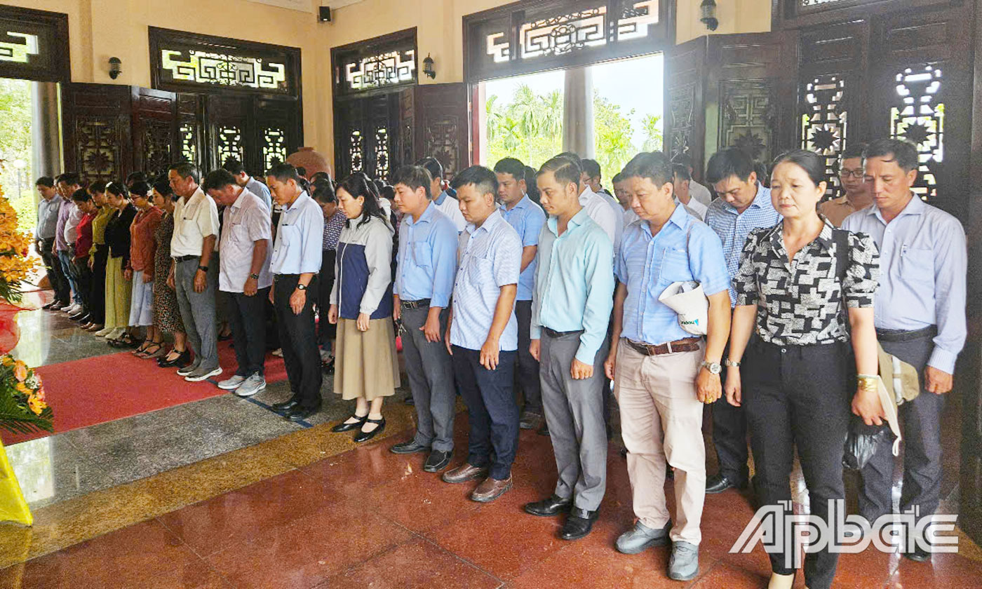 Thắp hương tưởng nhớ cố Chủ tịch HĐBT Phạm Hùng.