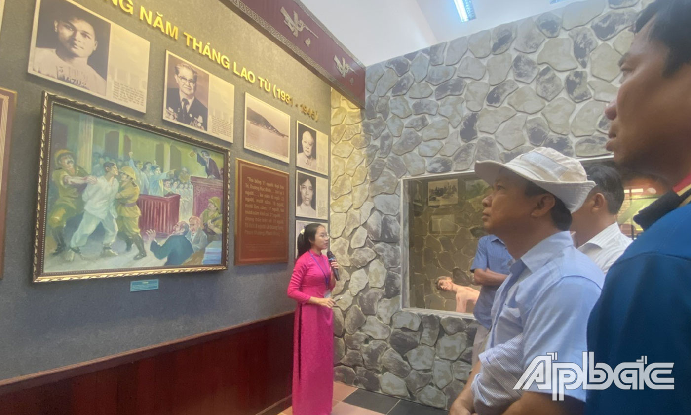 Khách tham quan tìm hiểu về sự nghiệp, thân thế của đồng chí Phạm Hùng qua những hiện vật được trưng bày tại khu lưu niệm.