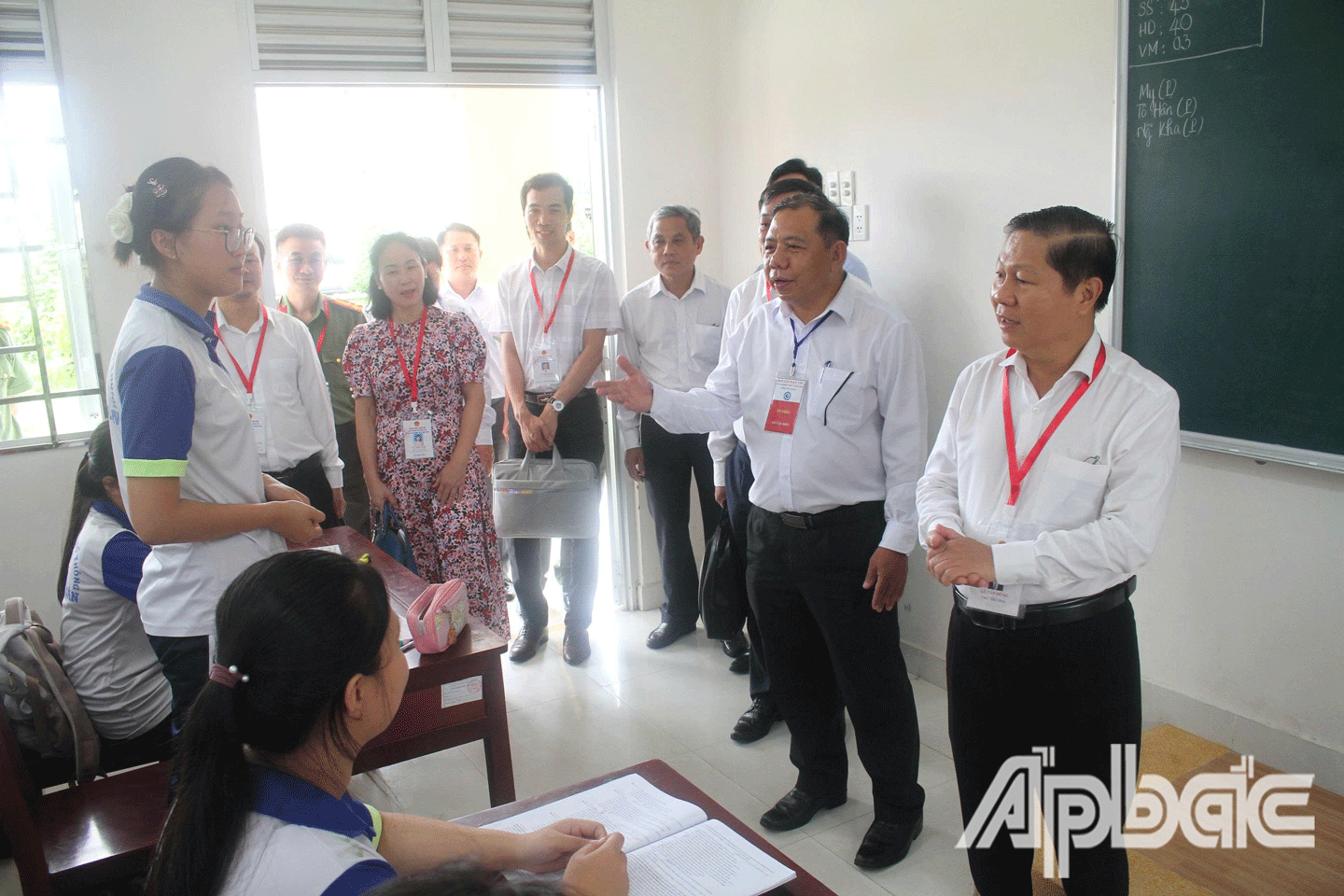 Thứ trưởng Lê Tấn Dũng cùng đoàn thăm hỏi, động viên học sinh lớp 12 đang ôn thi tốt nghiệp THPT năm 2025. 