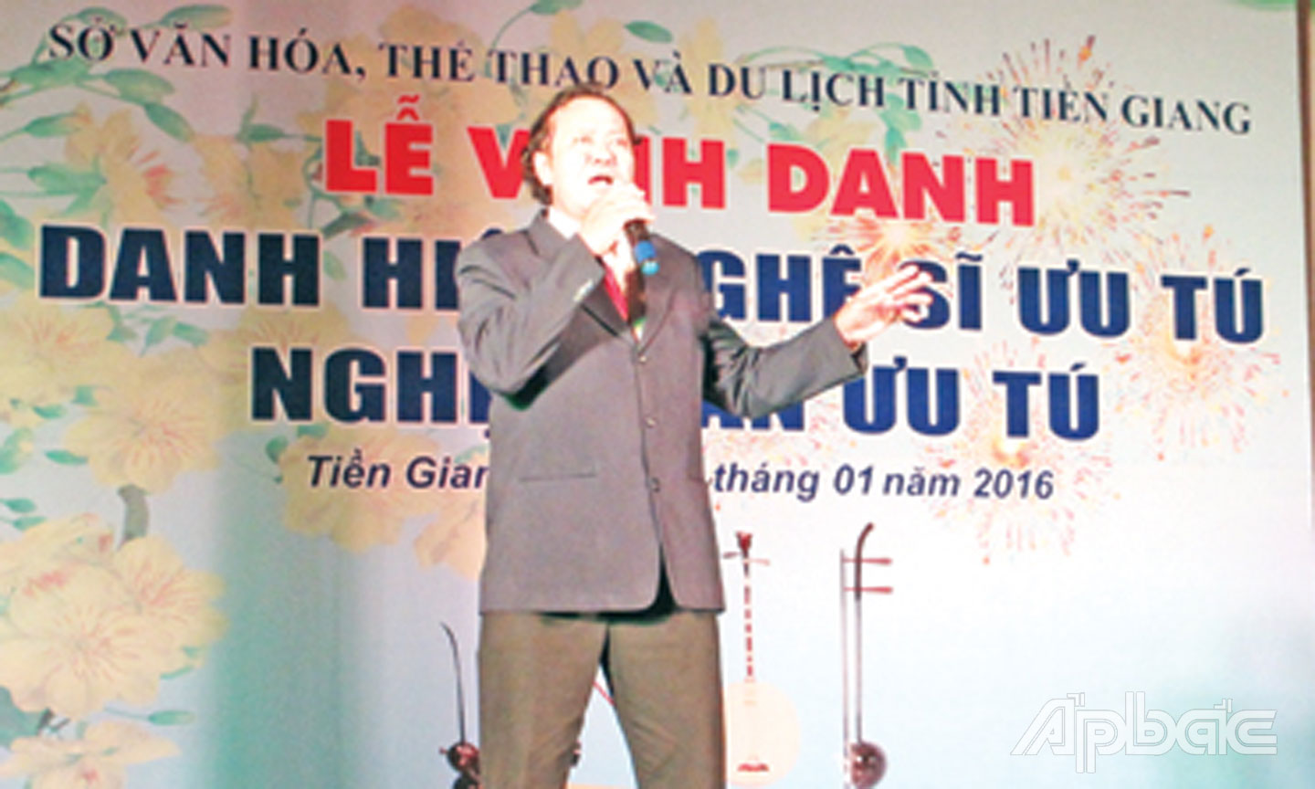 Ca sĩ Trần Chính tại Lễ vinh danh Nghệ sĩ ưu tú năm 2016. 