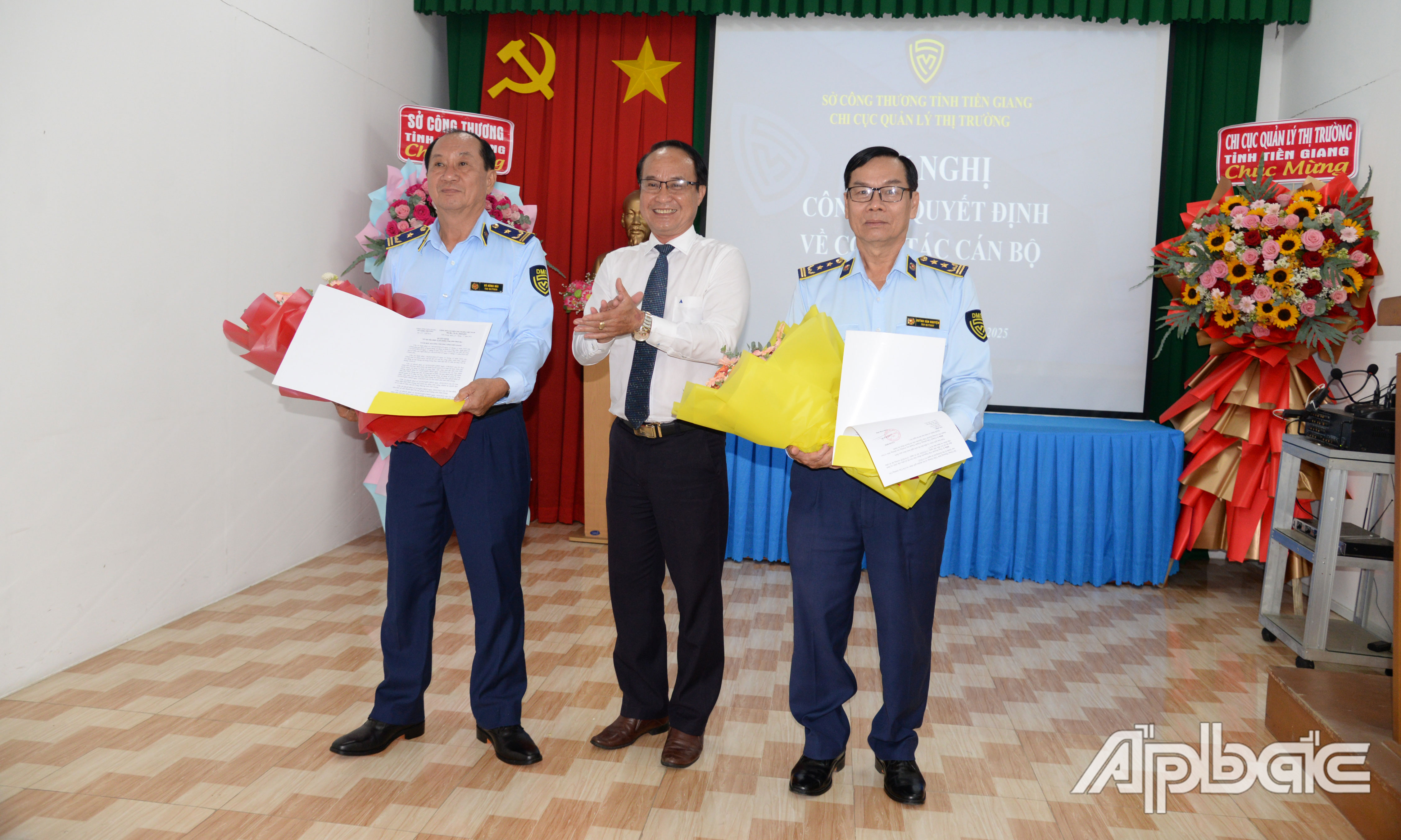 Đồng chí Lưu Văn Phi trao quyết định bổ nhiệm Chi cục Trưởng và Phó Chi cục Trưởng Chi cục QLTT tỉnh Tiền Giang.