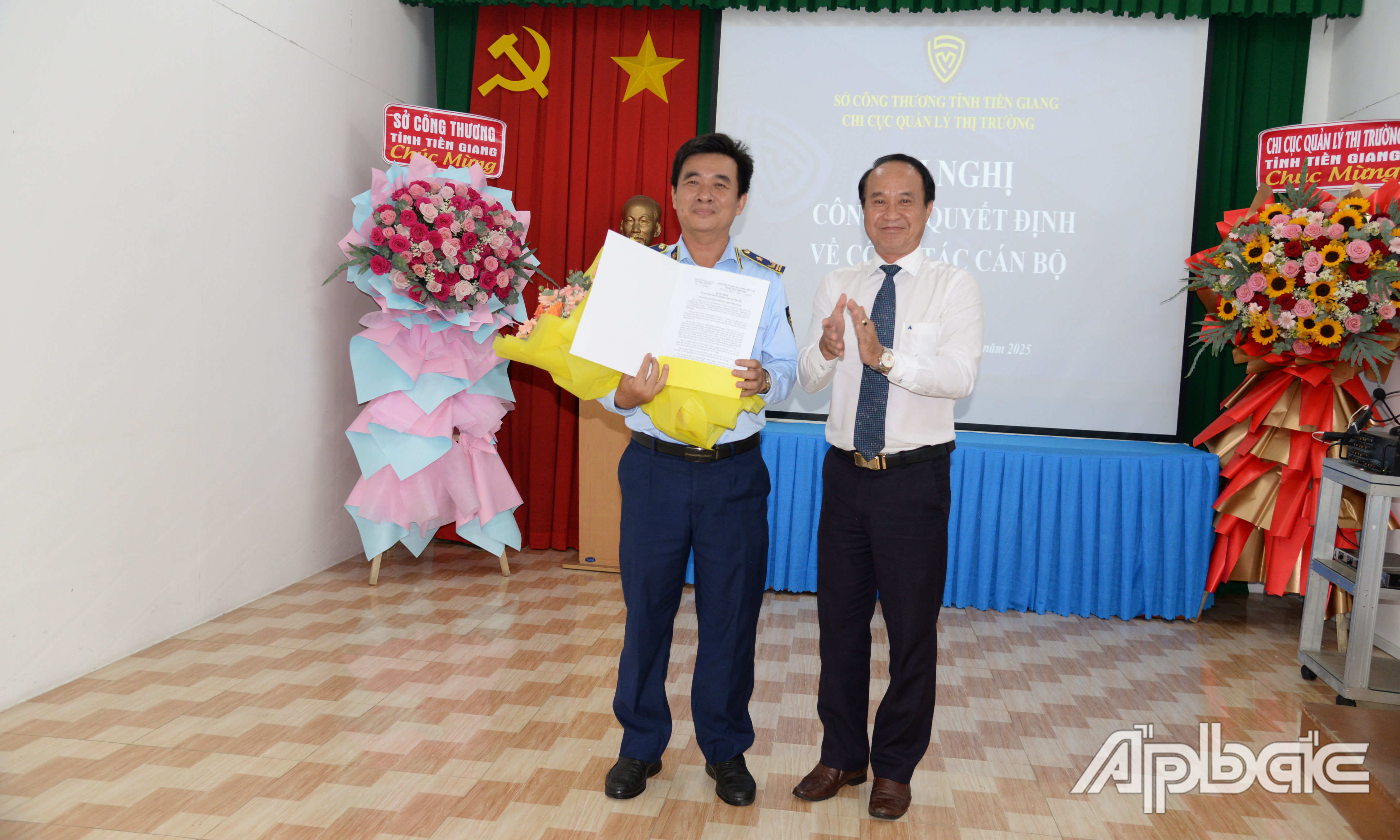 Đồng chí Lưu Văn Phi trao quyết định bổ nhiệm Phó Chi cục Trưởng Chi cục QLTT tỉnh Tiền Giang.
