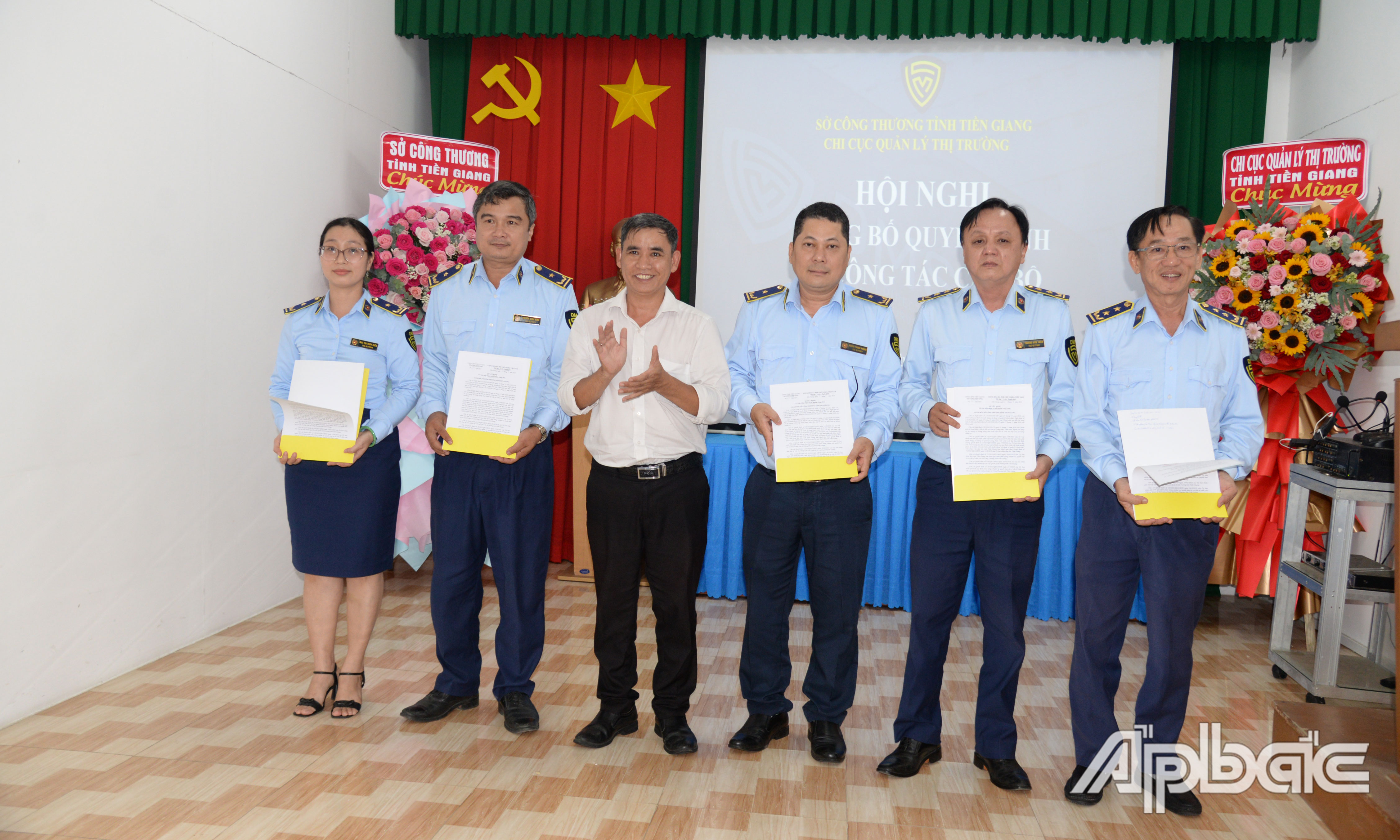 Trao quyết định bổ nhiệm lãnh đạo các phòng nghiệp vụ Chi cục QLTT tỉnh Tiền Giang.