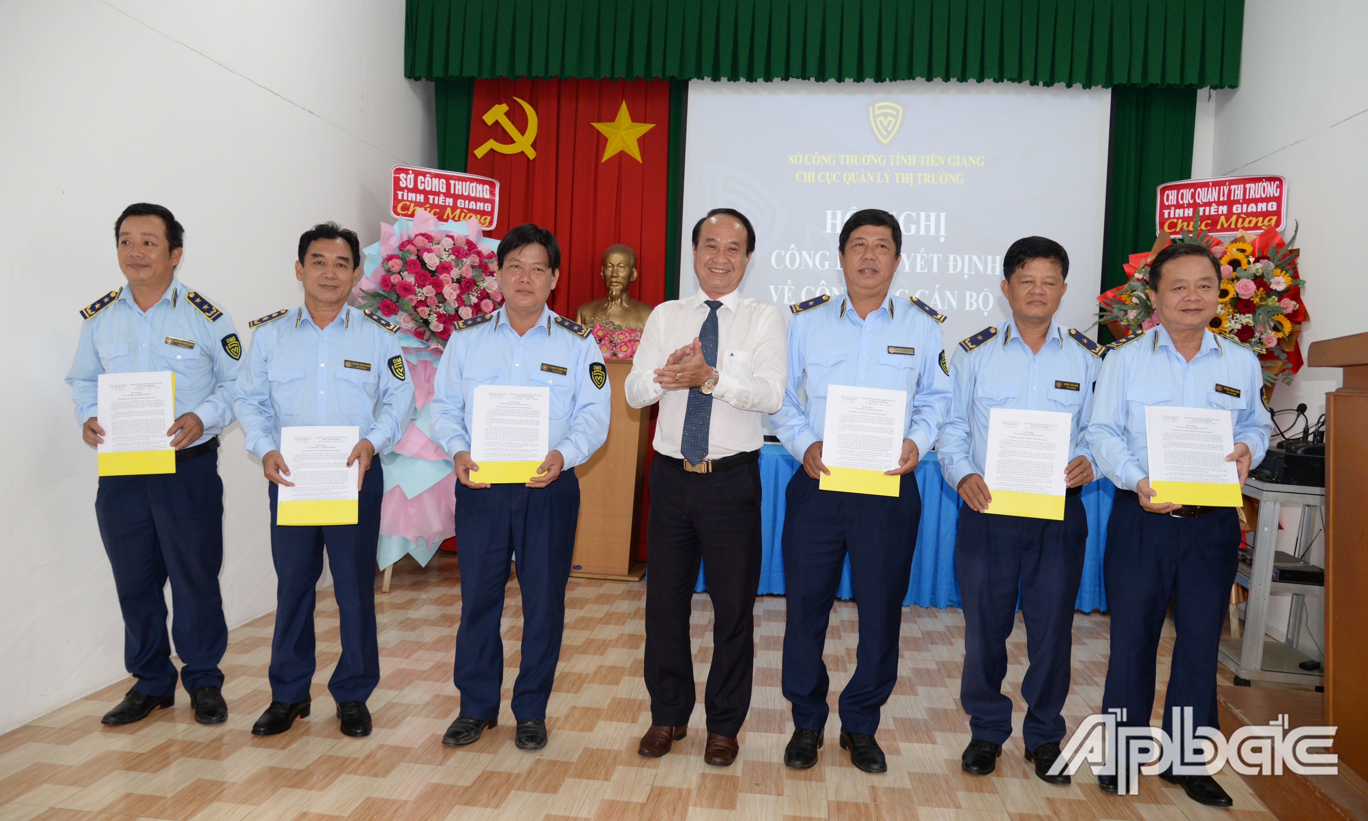 Trao quyết định bổ nhiệm lãnh đạo các đội trực thuộc Chi cục QLTT tỉnh Tiền Giang.