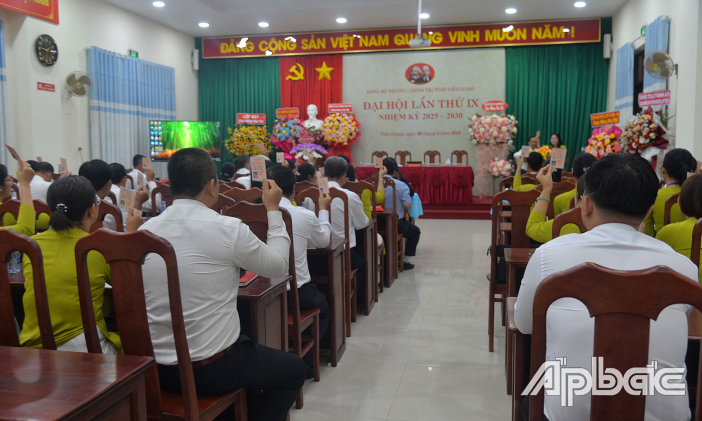 Đại biểu biểu quyết thông qua Nghị quyết đại hội.