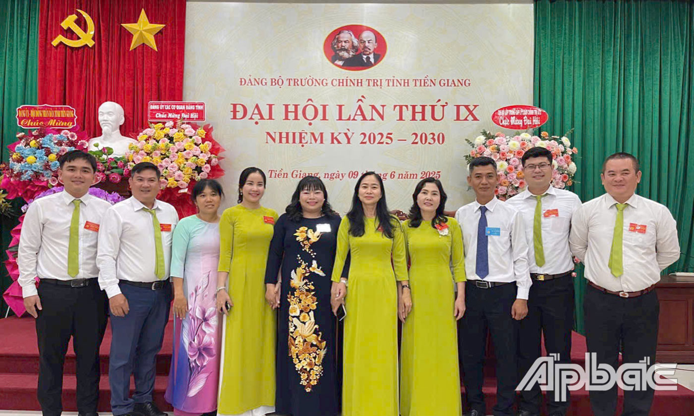 Đại biểu chụp ảnh lưu niệm.