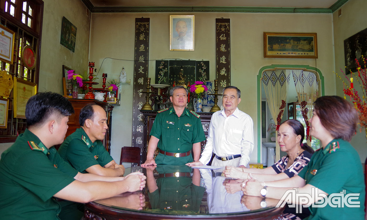 Đoàn công tác đến thăm Đại tá Nguyễn Trọng Lâm, nguyên Chỉ huy trưởng Bộ Chỉ huy BĐBP tỉnh Tiền Giang.