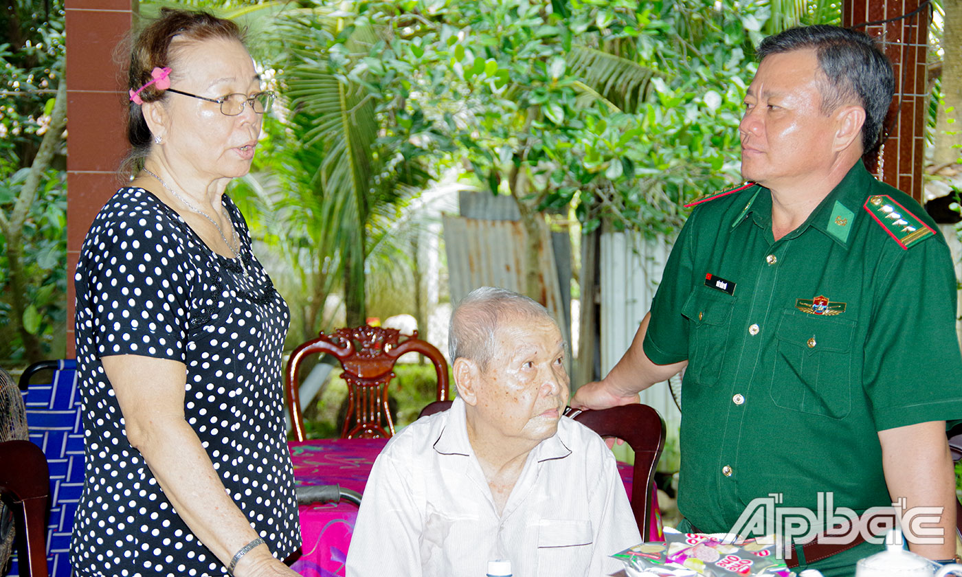 Đoàn công tác đến thăm gia đình Đại tá, Anh hùng lực lượng vũ trang nhân dân Nguyễn Văn Điện, nguyên Phó Chỉ huy trưởng Bộ Chỉ huy BĐBP tỉnh Tiền Giang. 