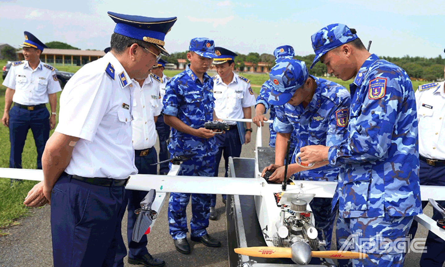 Thiếu tướng Lê Đình Cường, Phó tư lệnh, Tham mưu trưởng Cảnh sát biển Việt Nam theo dõi kíp bay làm công tác chuẩn bị.