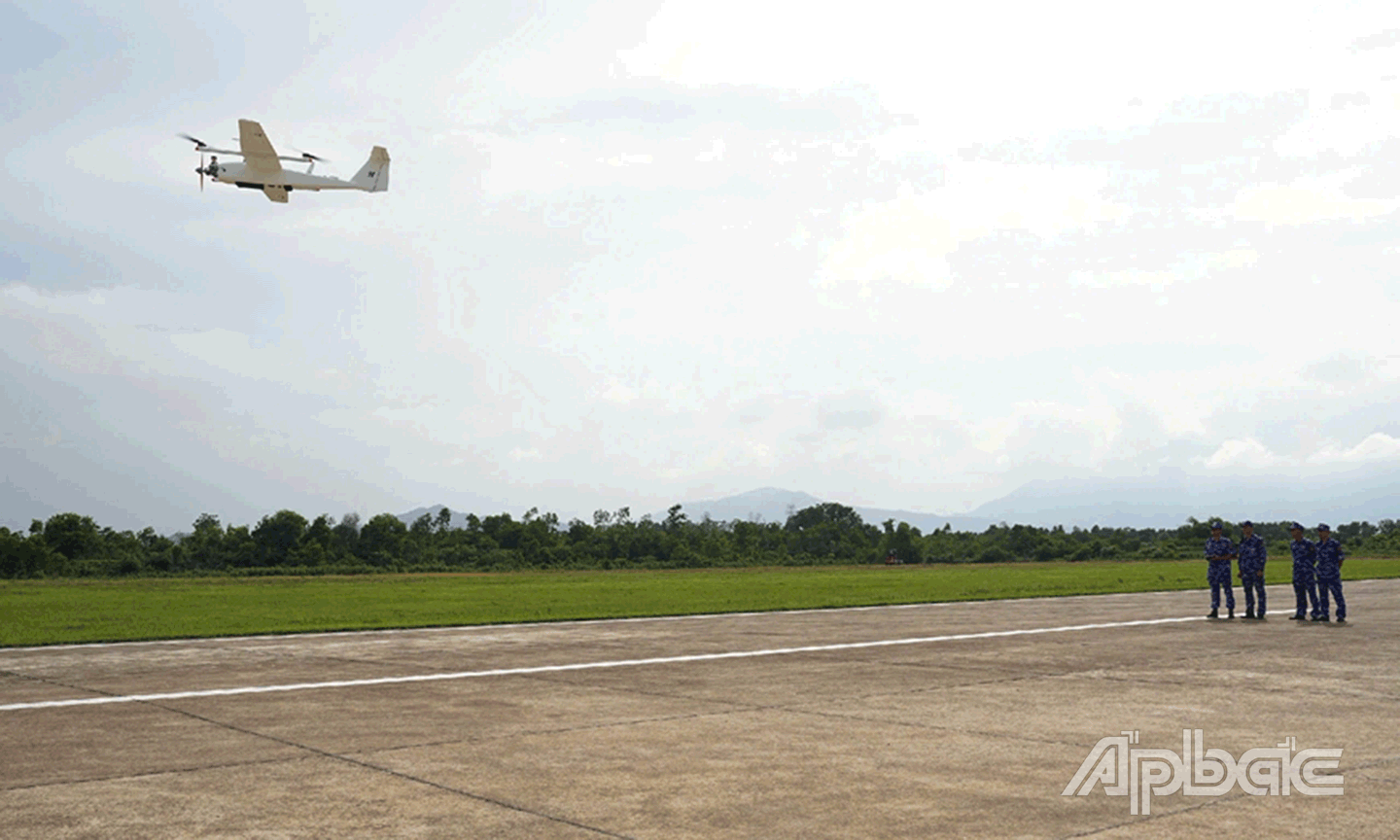 Kíp bay điều khiển máy bay không người lái UAV thực hiện trinh sát mục tiêu.