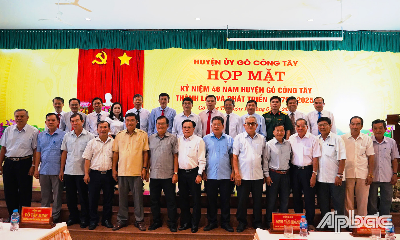 Đại biểu tỉnh chụp ảnh lưu niệm với lãnh đạo huyện