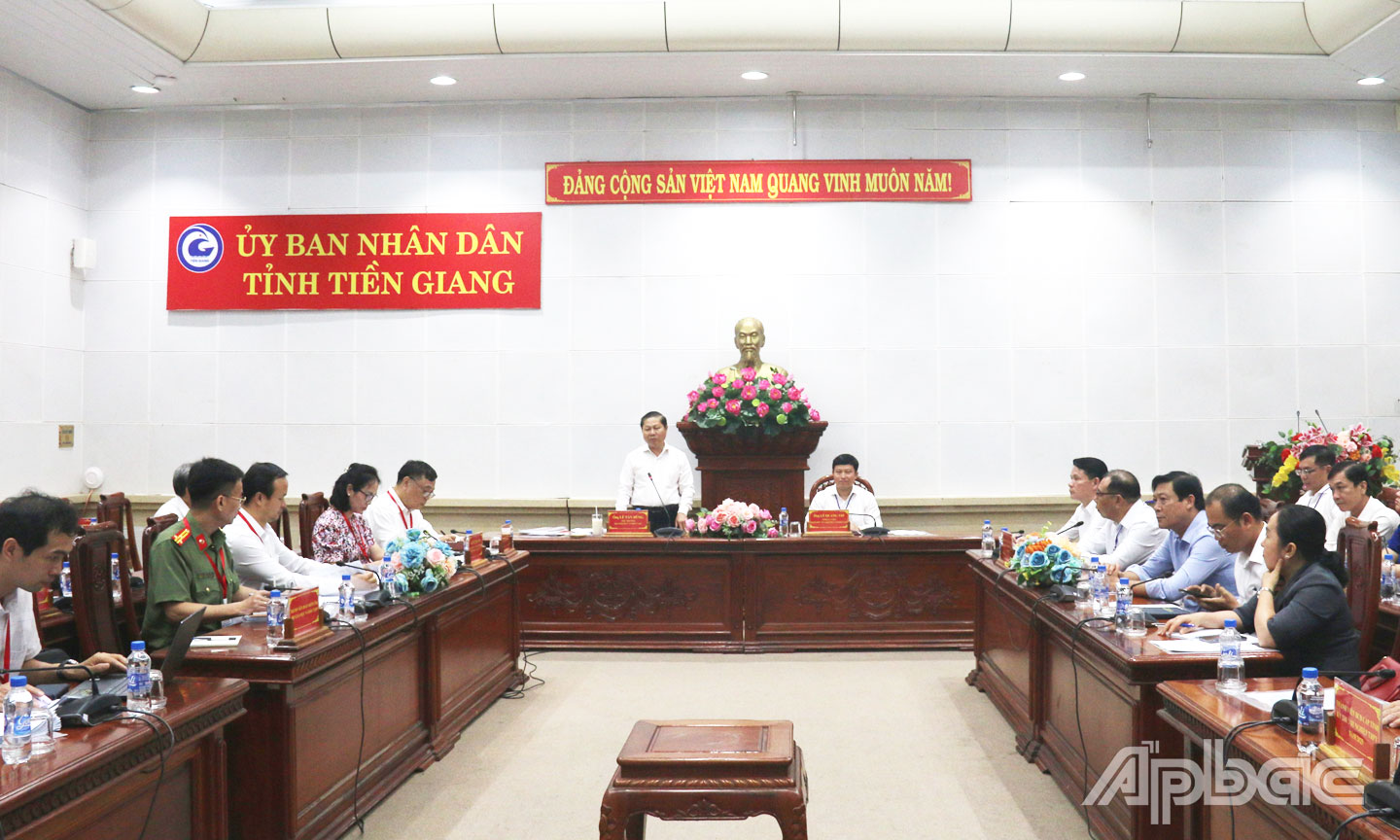 Đoàn công tác Bộ GD-ĐT làm việc tại UBND tỉnh Tiền Giang vào ngày 9-6.