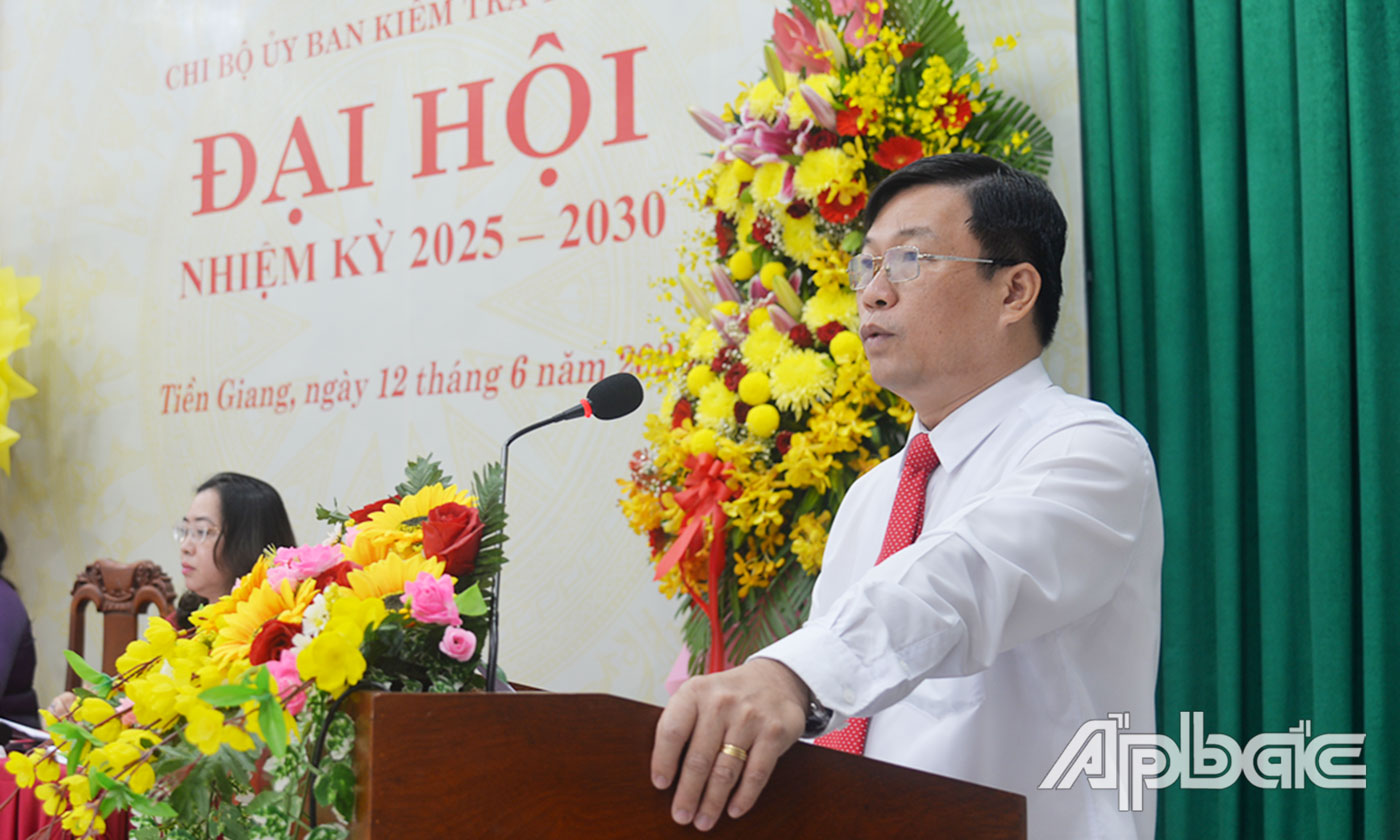Đồng chí Phạm Văn An, Phó Chủ nhiệm Uỷ ban Kiểm tra Tỉnh uỷ, Bí thư chi bộ phát biểu tại Đại hội.