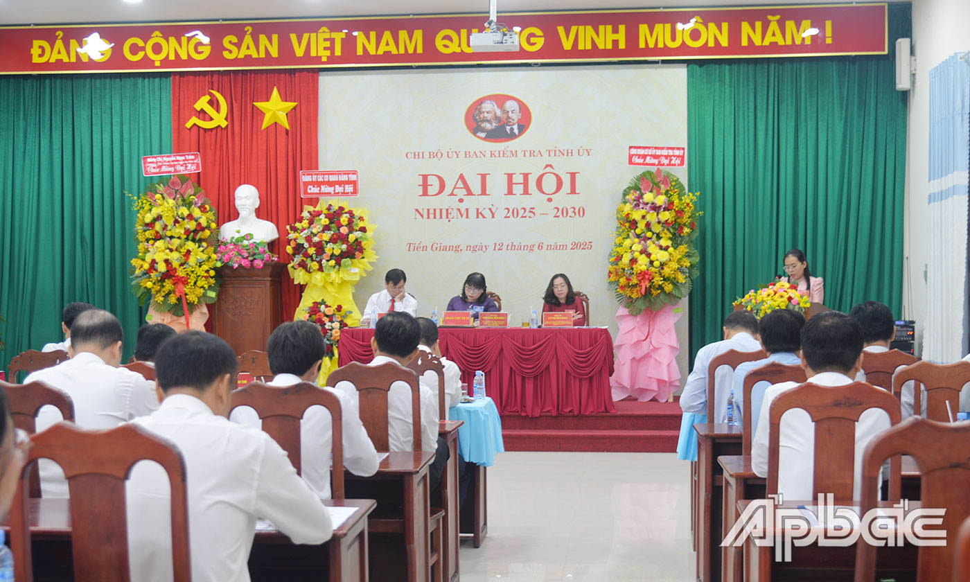 Đại diện các tổ Đảng đóng góp ý kiến vào các dự thảo văn kiện và tham luận tại Đại hội.