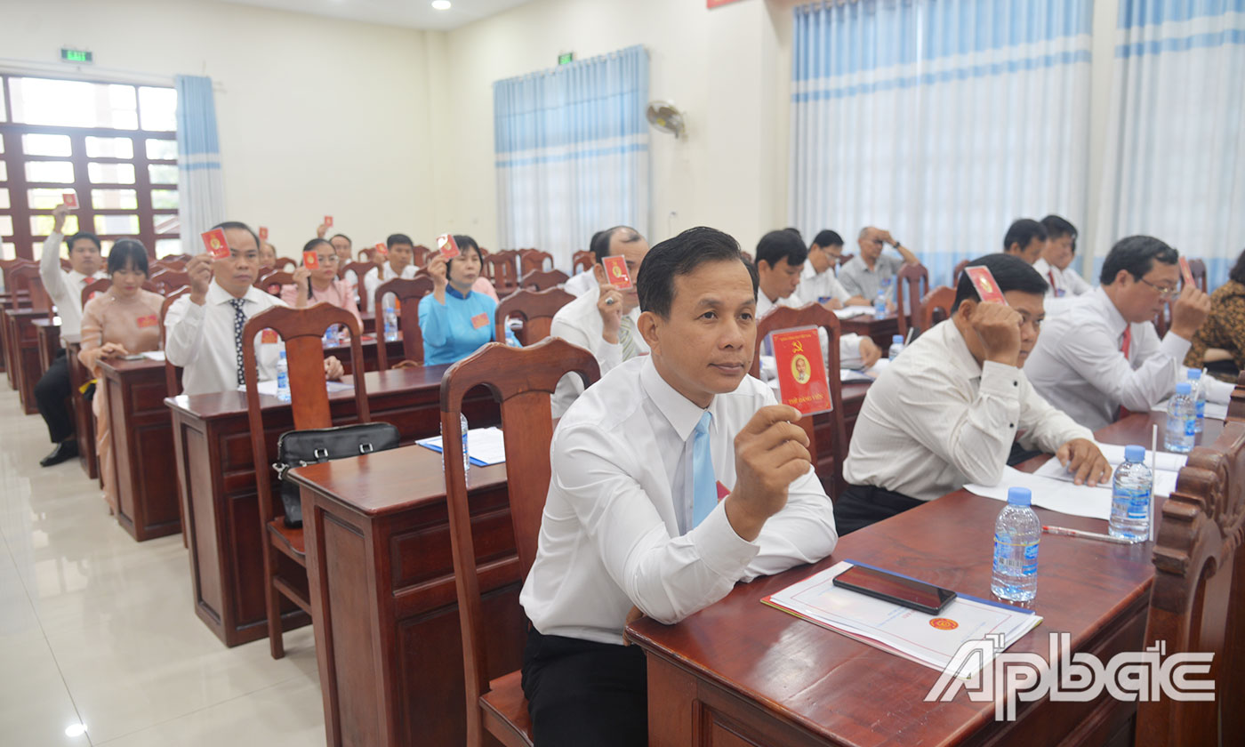 Lấy phiếu biểu quyết các chỉ tiêu chủ yếu của đại hội và biểu quyết thông qua Nghị quyết đại hội.