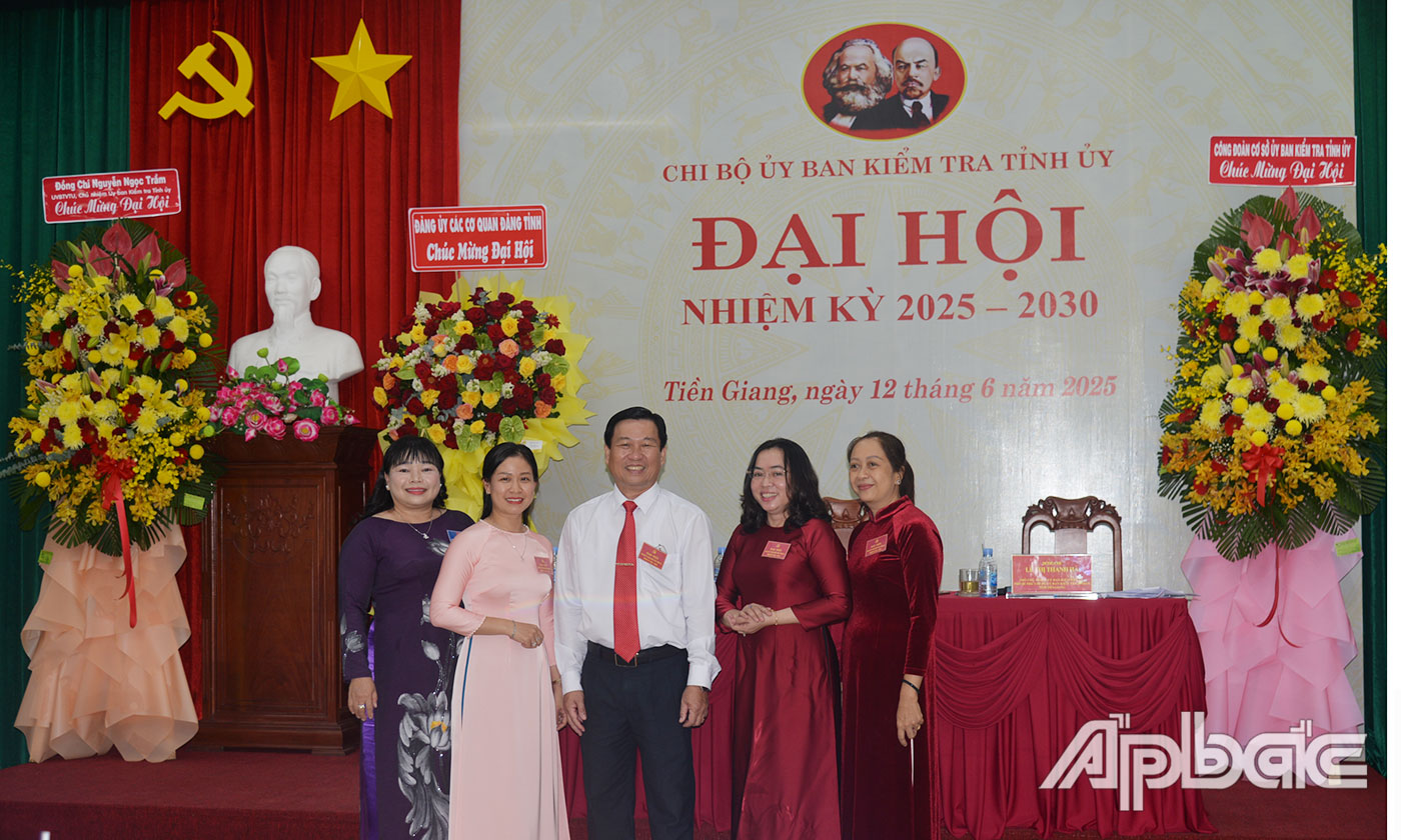 Đại biểu chụp ảnh lưu niệm.