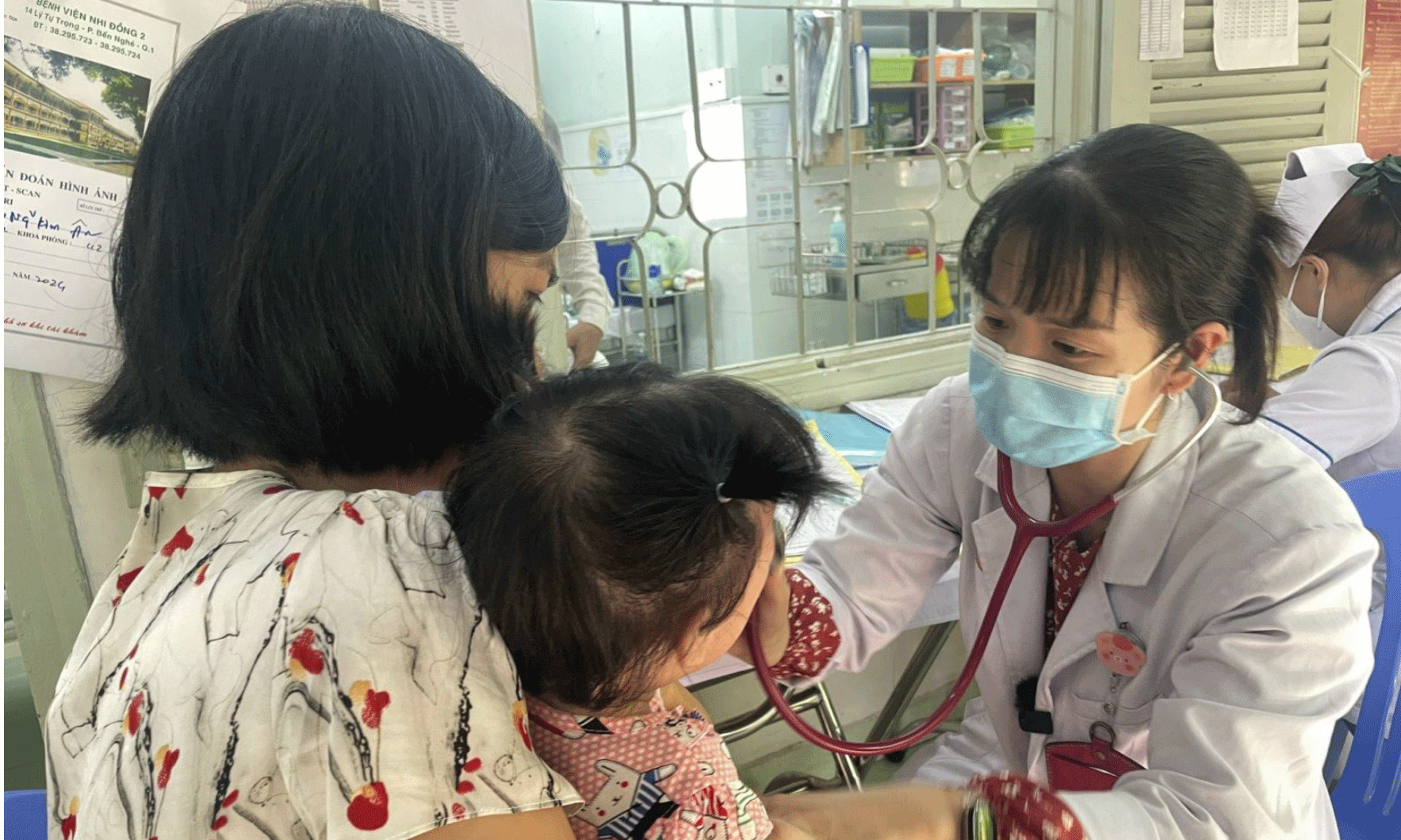 Bệnh nhi bị tay chân miệng khám tại khoa Nhiễm, Bệnh viện Nhi đồng 2.