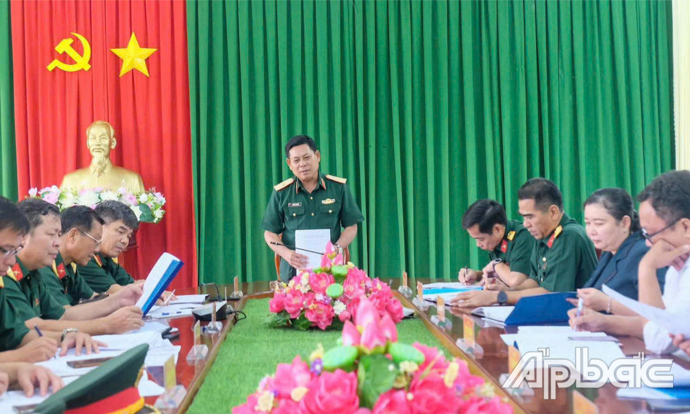 Thiếu tướng Quách Văn Nhỏ phát biểu chỉ đạo tại Ban Chỉ huy Quân sự thị xã Cai Lậy