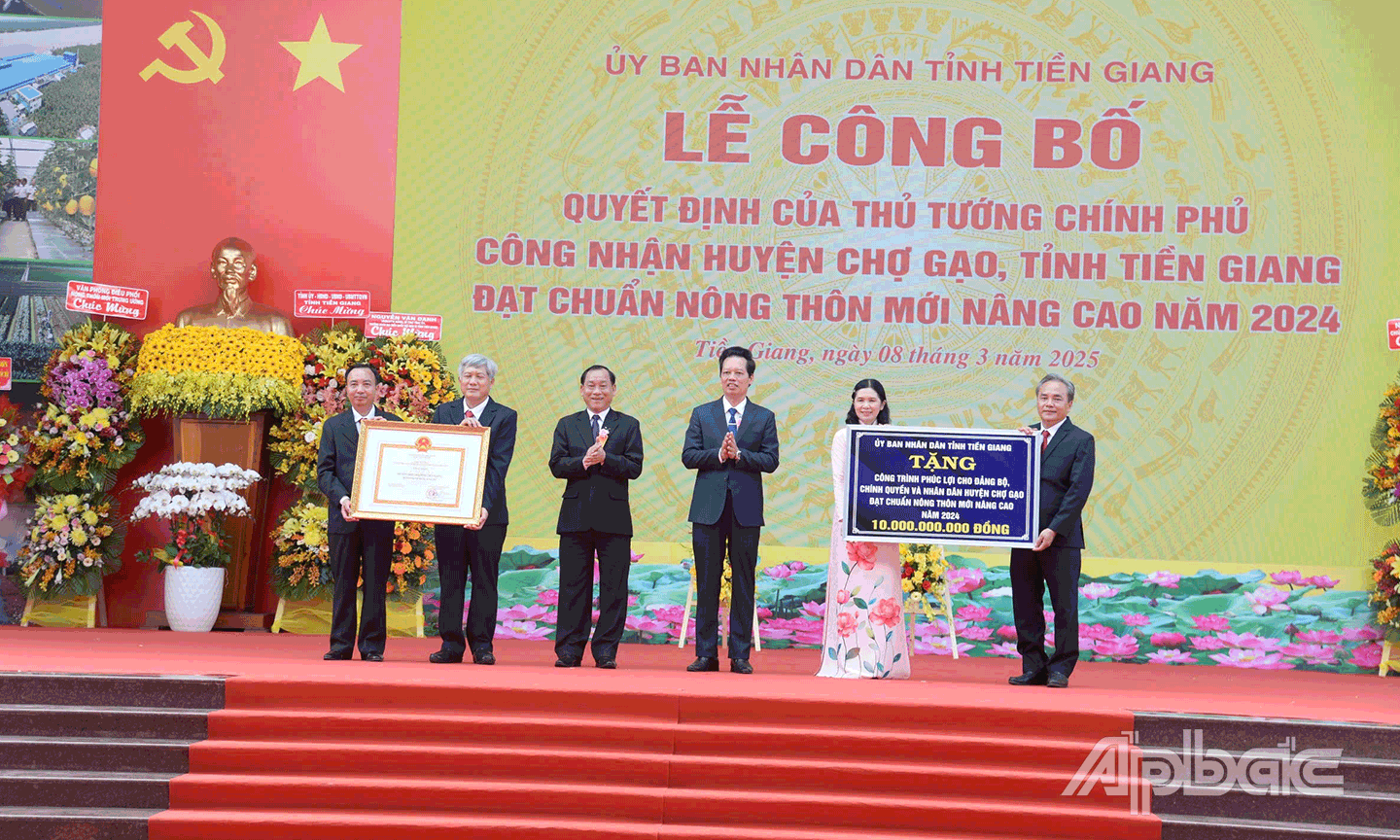 Thừa ủy quyền của Thủ tướng Chính phủ, lãnh đạo tỉnh trao Quyết định của Thủ tướng Chính phủ  công nhận huyện Chợ Gạo đạt chuẩn NTM nâng cao năm 2024.                                              Ảnh: CAO THẮNG