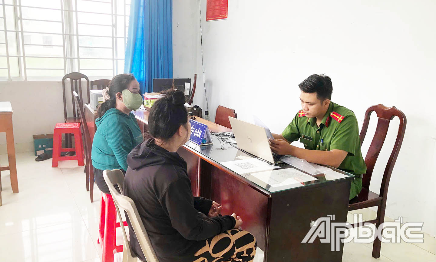 Cảnh sát khu vực Công an phường 1, TP Gò Công tiếp dân hướng dẫn đăng ký cư trú.)