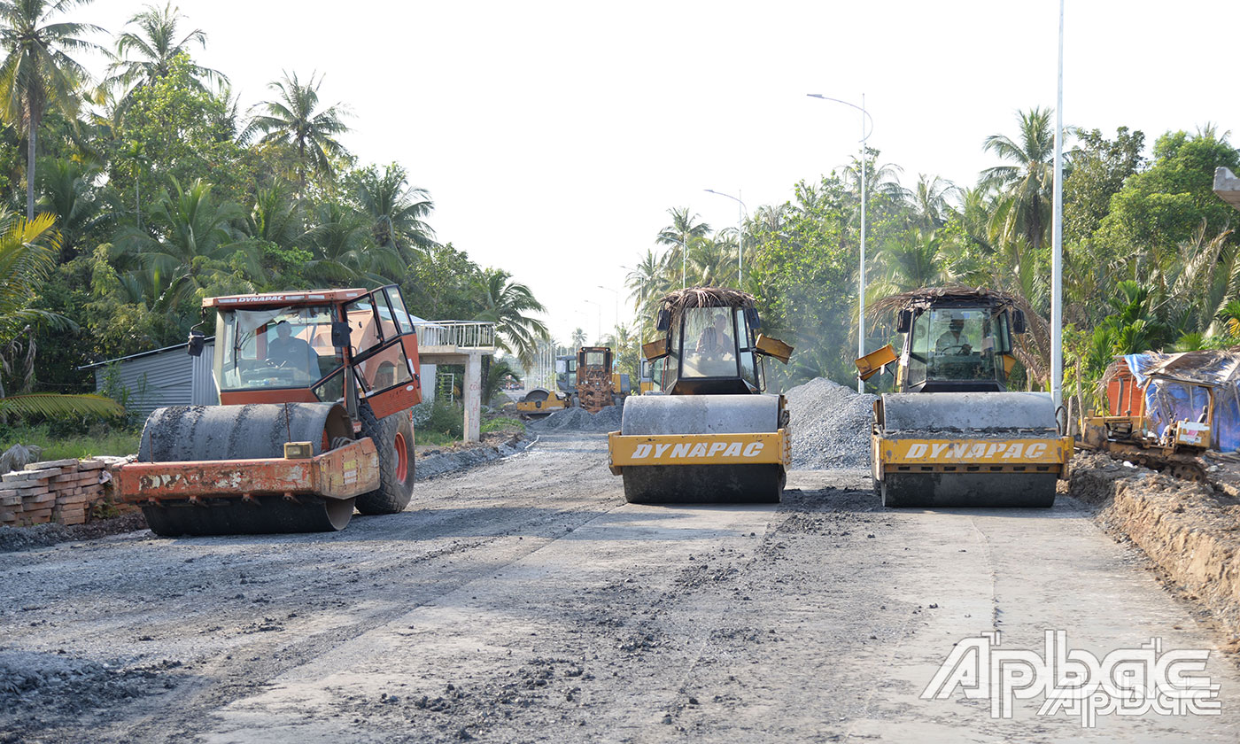 Giai đoạn 2020-2024, nhân dân Chợ Gạo tham gia tu sửa, nâng cấp 47.700 mét đường giao thông nông thôn.