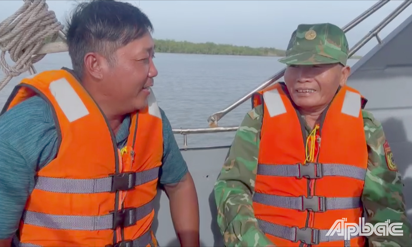 Cán bộ Đồn Biên phòng Tân Thành tiếp nhận và đưa ông Nguyễn Thanh Sang vào đất liền. 