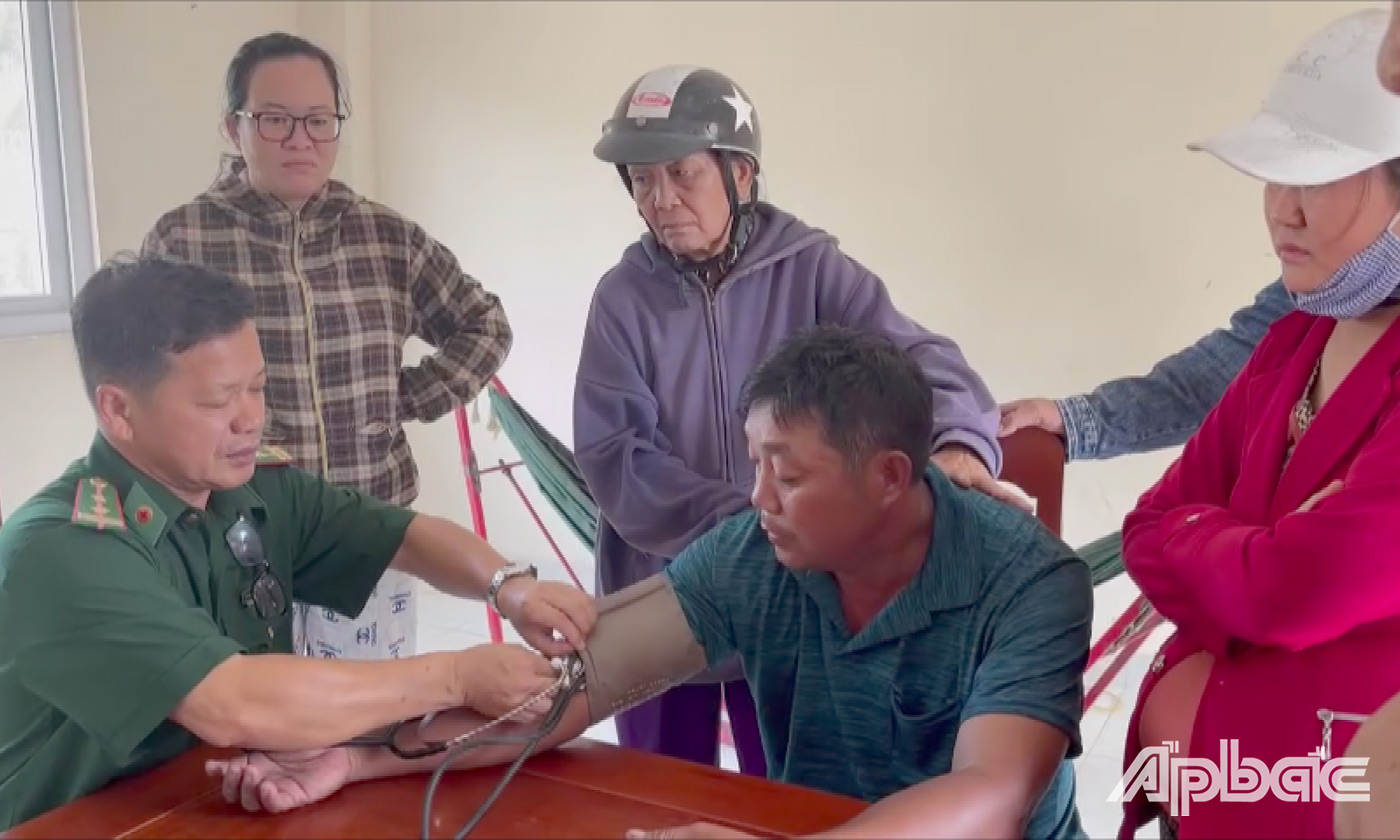 Quân y BĐBP kiểm tra sức khỏe ông Sang. 