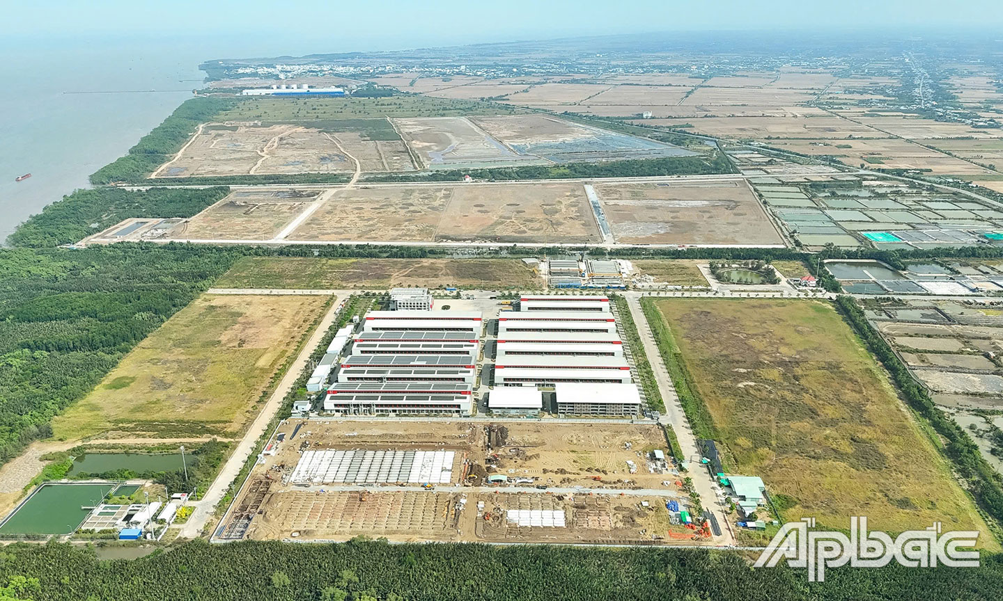 tiền Giang chú trọng phát trtiển công nghiệp khu vực ven biển. Ảnh: TRUNG HẬU.