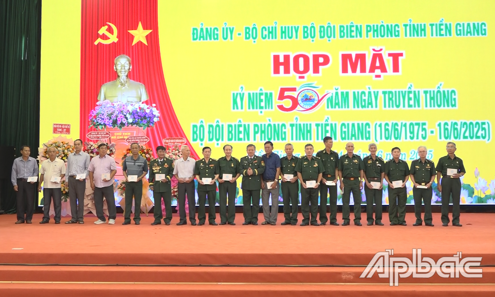 Đại tá Bùi Văn Vũ, Bí thư Đảng ủy, Chính ủy BĐBP tỉnh trao tặng 25 phần quà của UBND tỉnh cho các đồng chí nguyên là lãnh đạo Bộ Chỉ huy BĐBP tỉnh qua các thời kỳ và cán bộ, chiến sĩ được Bộ Tư lệnh Công an nhân dân vũ trang tăng cường cho tỉnh Tiền Giang. 