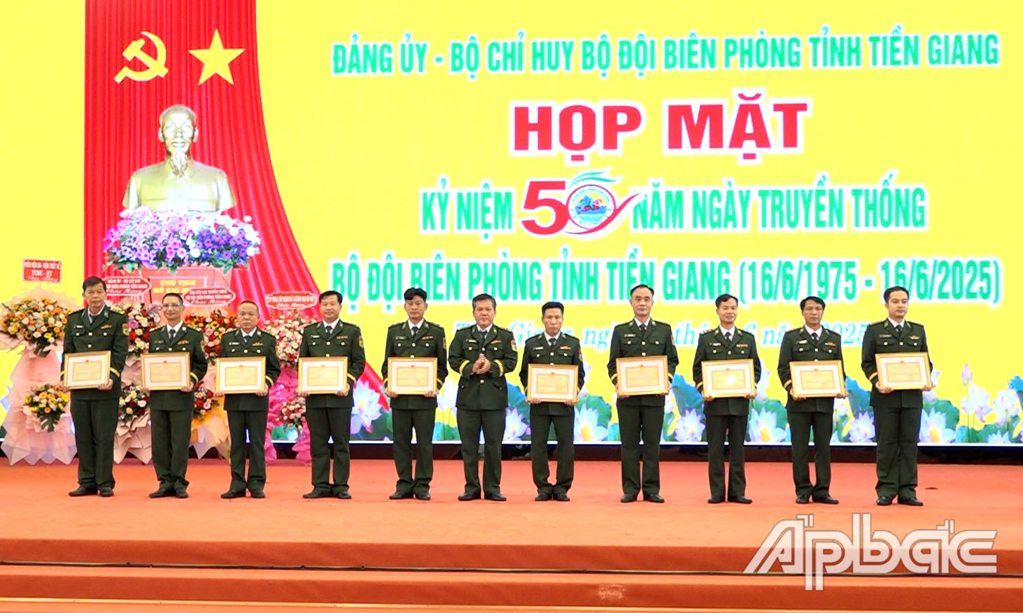 Thượng tá Trương Thành Tiến, Chỉ huy trưởng BĐBP tỉnh trao tặng giấy khen cho các tập thể vì đã có nhiều đóng góp trong quá trình 50 năm xây dựng và phát triển của BĐBP tỉnh Tiền Giang. 
