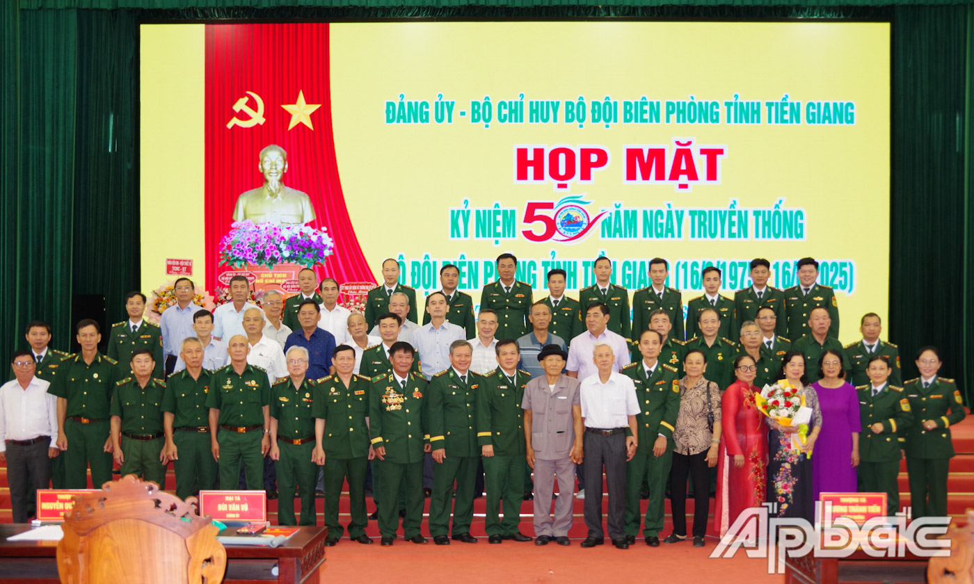 Đại biểu chụp ảnh lưu niệm tại buổi họp mặt.