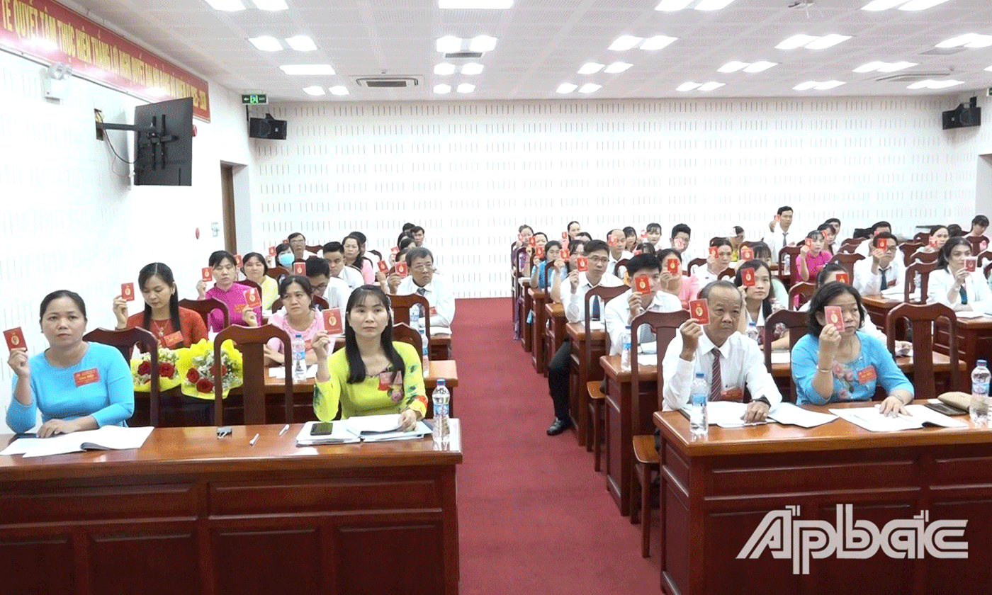 Đại biểu biểu quyết.