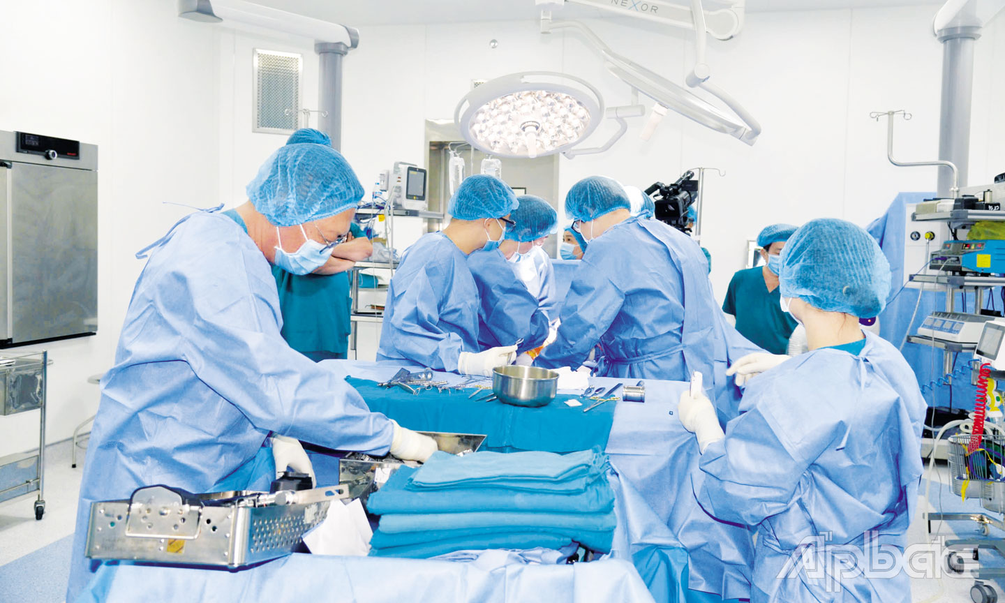 Thay khớp gối là một trong rất nhiều kỹ thuật chuyên sâu được thực hiện thành thục tại Bệnh viện Đa khoa tỉnh Tiền Giang, góp phần phục vụ tốt hơn nhu cầu  chữa bệnh của người dân.