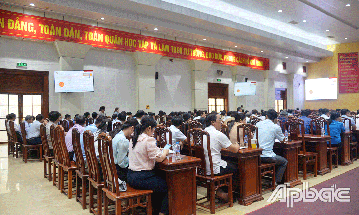 Đại biểu dự tại điểm cầu Hội trường Ấp Bắc- Trung tâm Hội nghị tỉnh Tiền Giang.