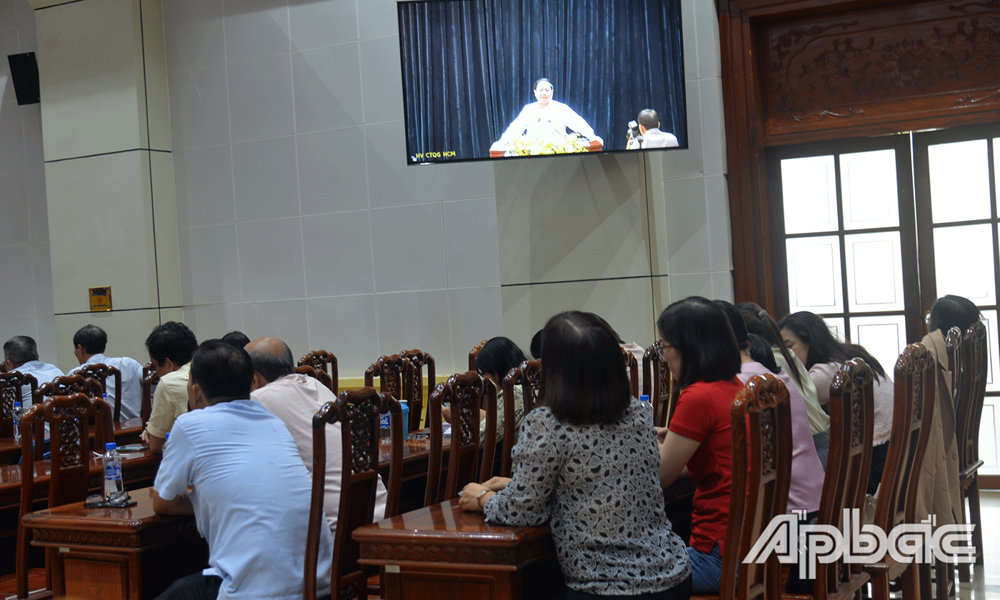 Thủ tướng phát biểu kết luận hội nghị (hình chụp tại điểm cầu tỉnh Tiền Giang).