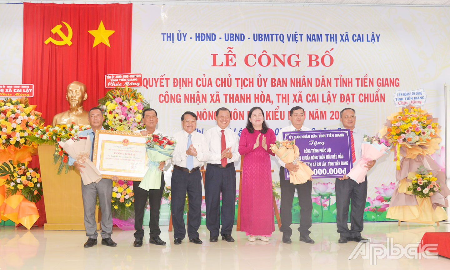 Lãnh đạo tỉnh, TX. Cai lậy và Sở Nông nghiệp và Môi trường trao Bằng công nhận xã đạt chuẩn NTM kiểu mẫu, Bảng tượng trưng tặng công trình phúc lợi 2 tỷ đồng và tặng hoa chúc mừng xã Thanh Hòa.
