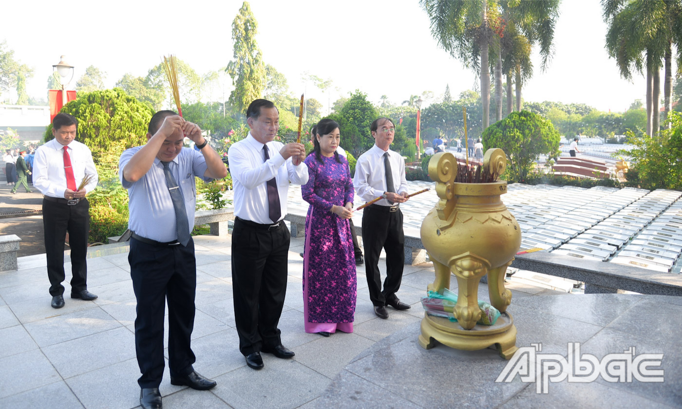 Lãnh đạo tỉnh thắp hương tại Bia Liệt sĩ vô danh.