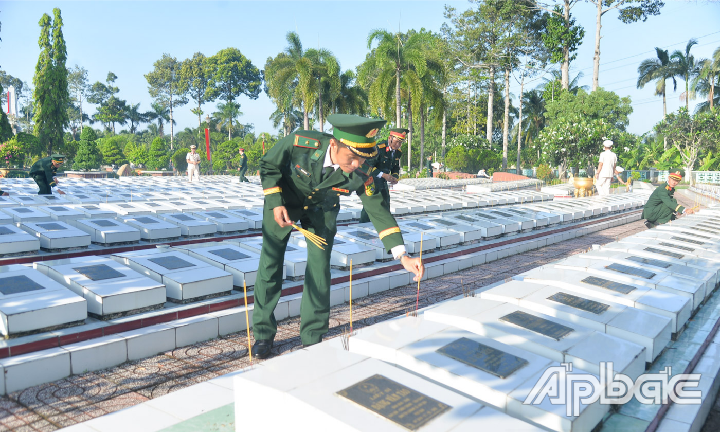 Đại biểu thắp hương tại các phần mộ liệt sĩ.